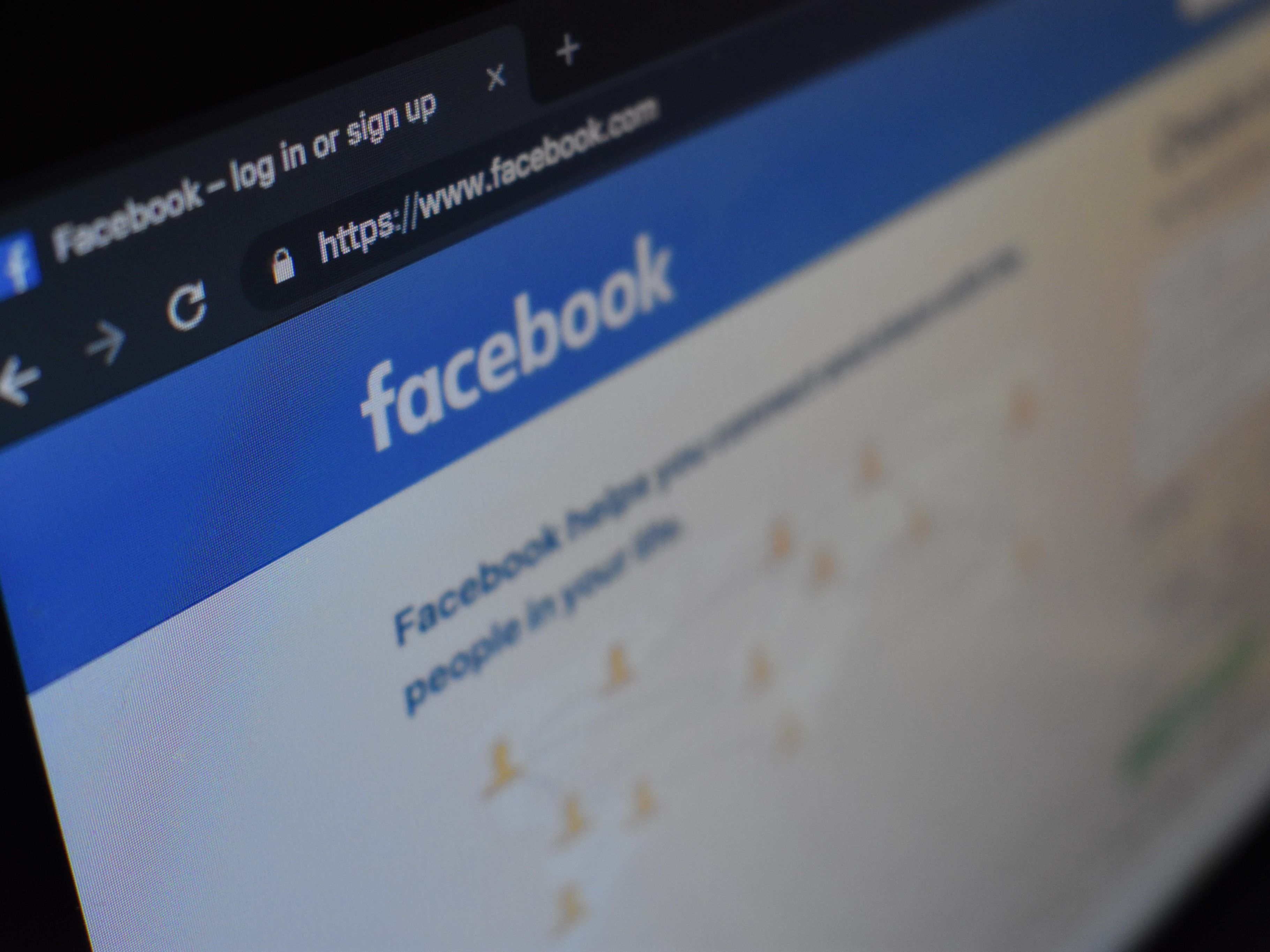 Zwei Männer wurden Opfer des Internetbetrugs.