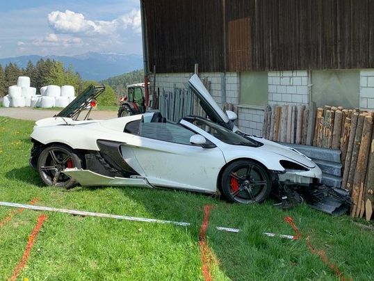 Unfall mit einem McLaren-Supersportwagen.