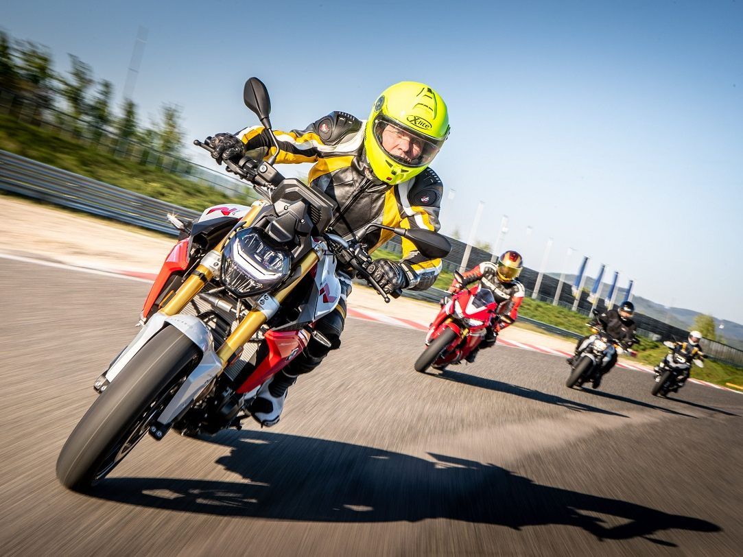 Auf den Motorradsommer sollte man sich mit einem entsprechenden Training vorbereiten.