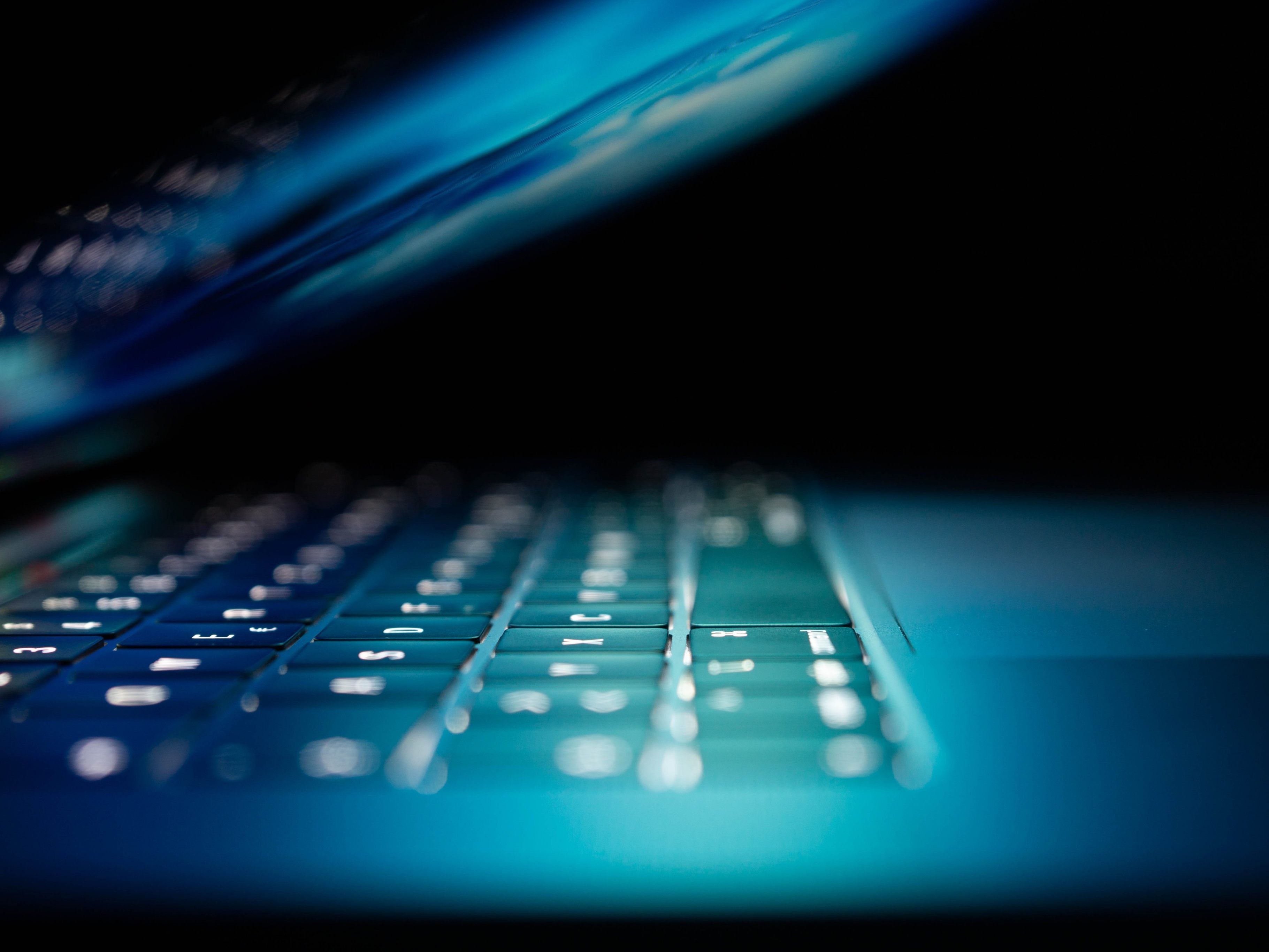 Die Polizei warnt vor betrügerischen Nachrichten mit Tracking-Infos für Pakete.