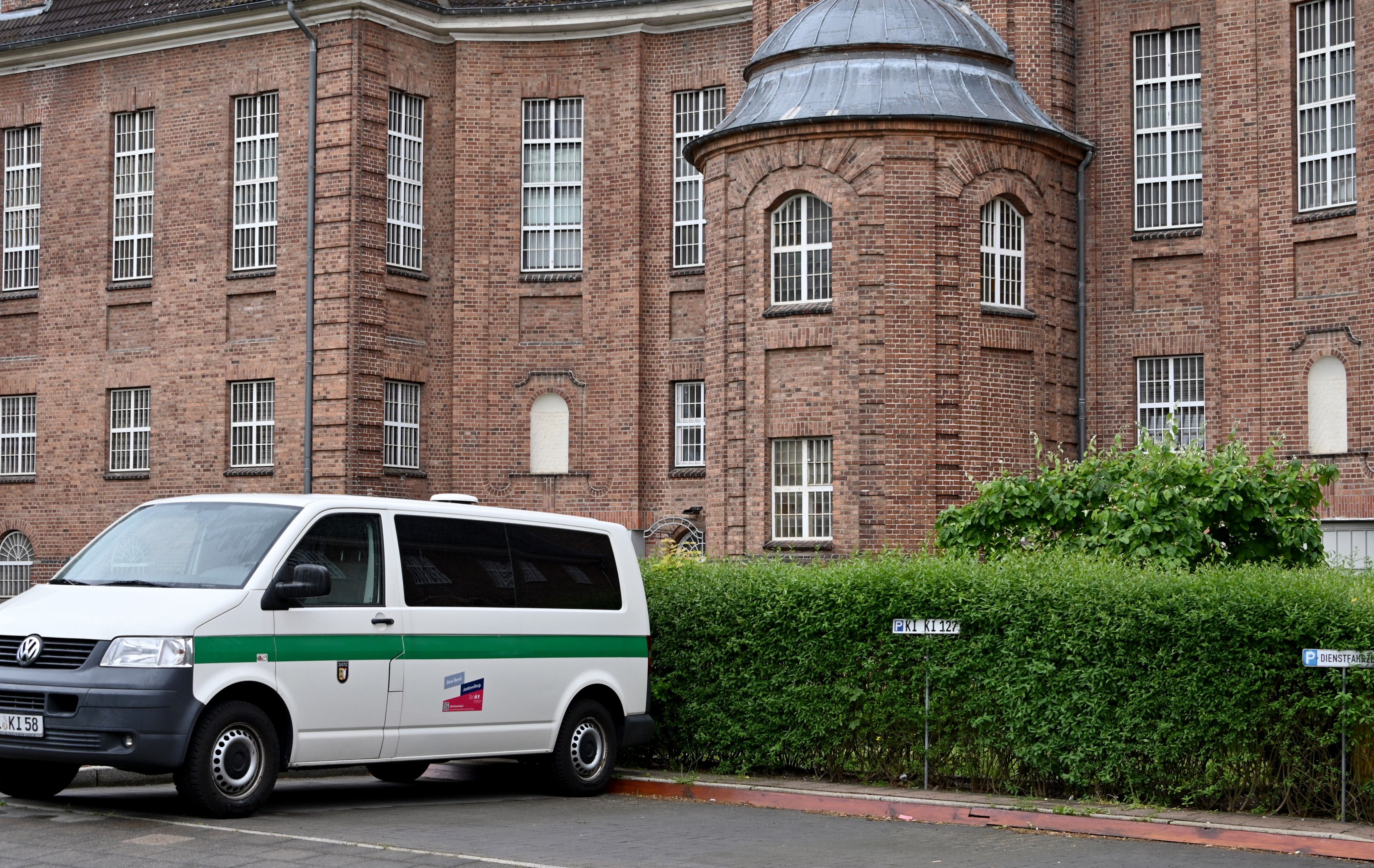 Das Gefängnis in Kiel. Hinter diesen Mauern sitzt der Verdächtige in Haft.