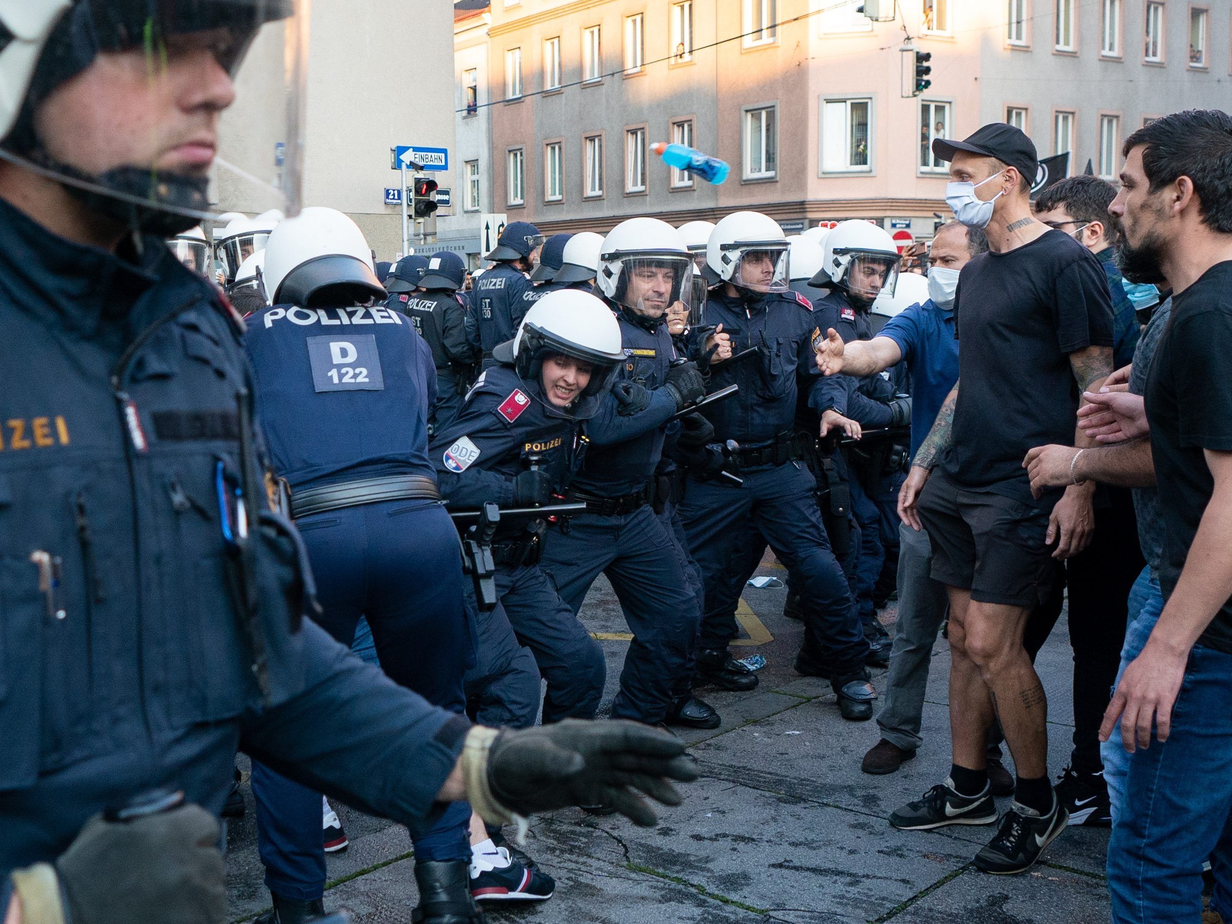In Wien-Favoriten kam es im Zuge der Kurden-Demo erneut zu Ausschreitungen.
