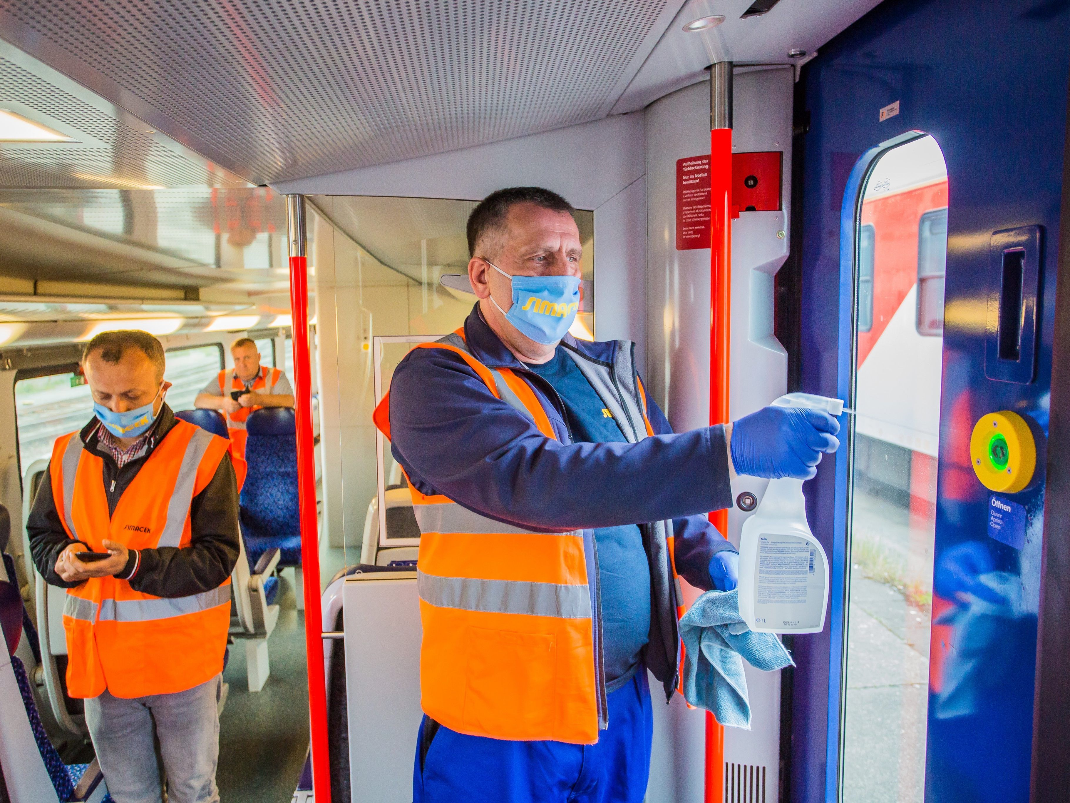 Züge und Busse werden weiterhin intensiv gereinigt.