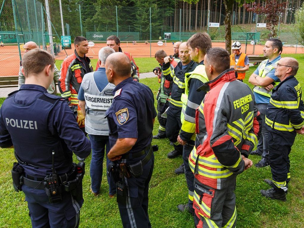 Die Einsatzkräfte sperrten das Gebiet sofort großräumig ab, das Tennisheim wurde evakuiert.