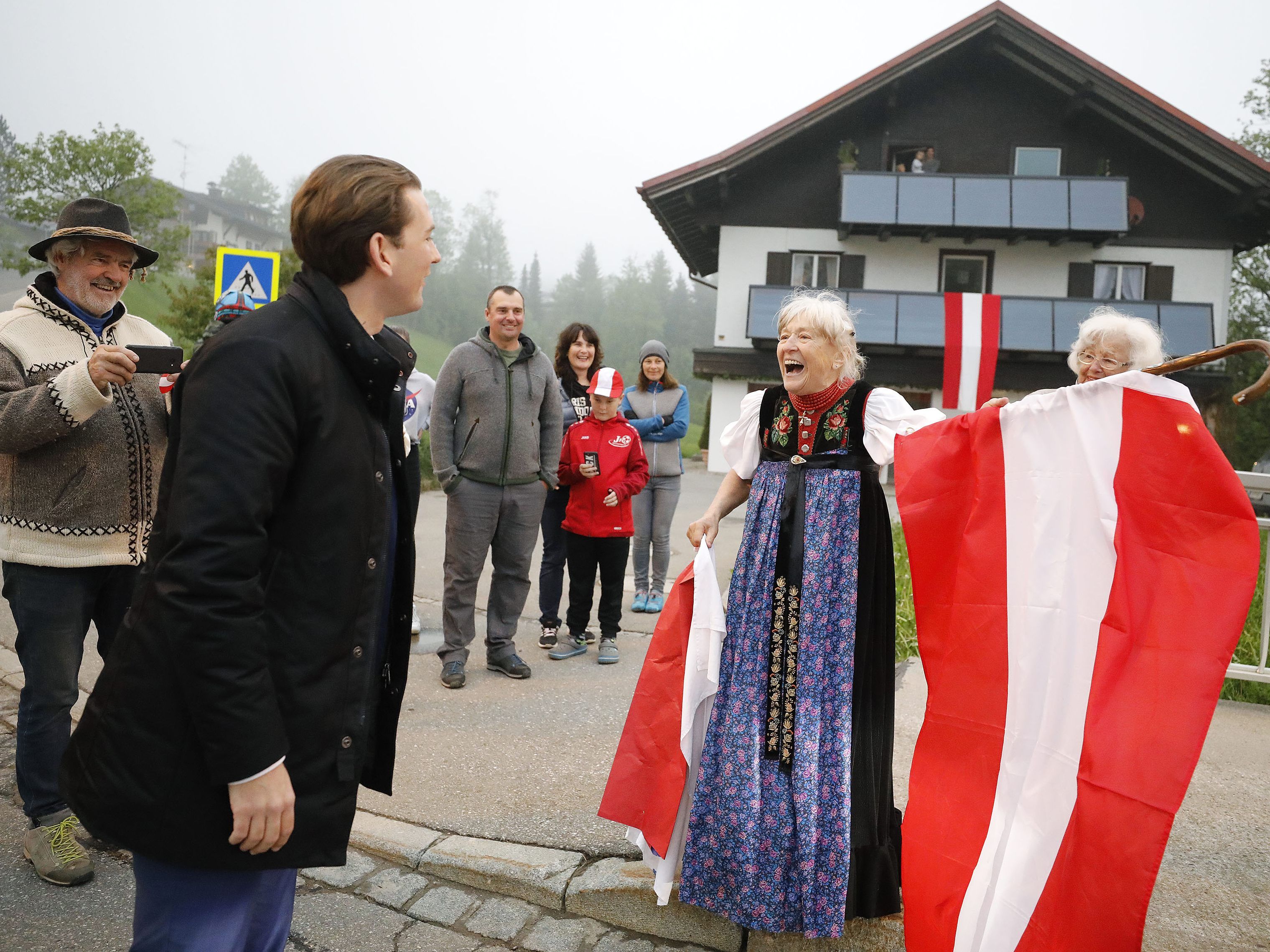 Der Kanzler selbst hatte die Bevölkerung mehrmals gebeten, die Abstandsregeln einzuhalten