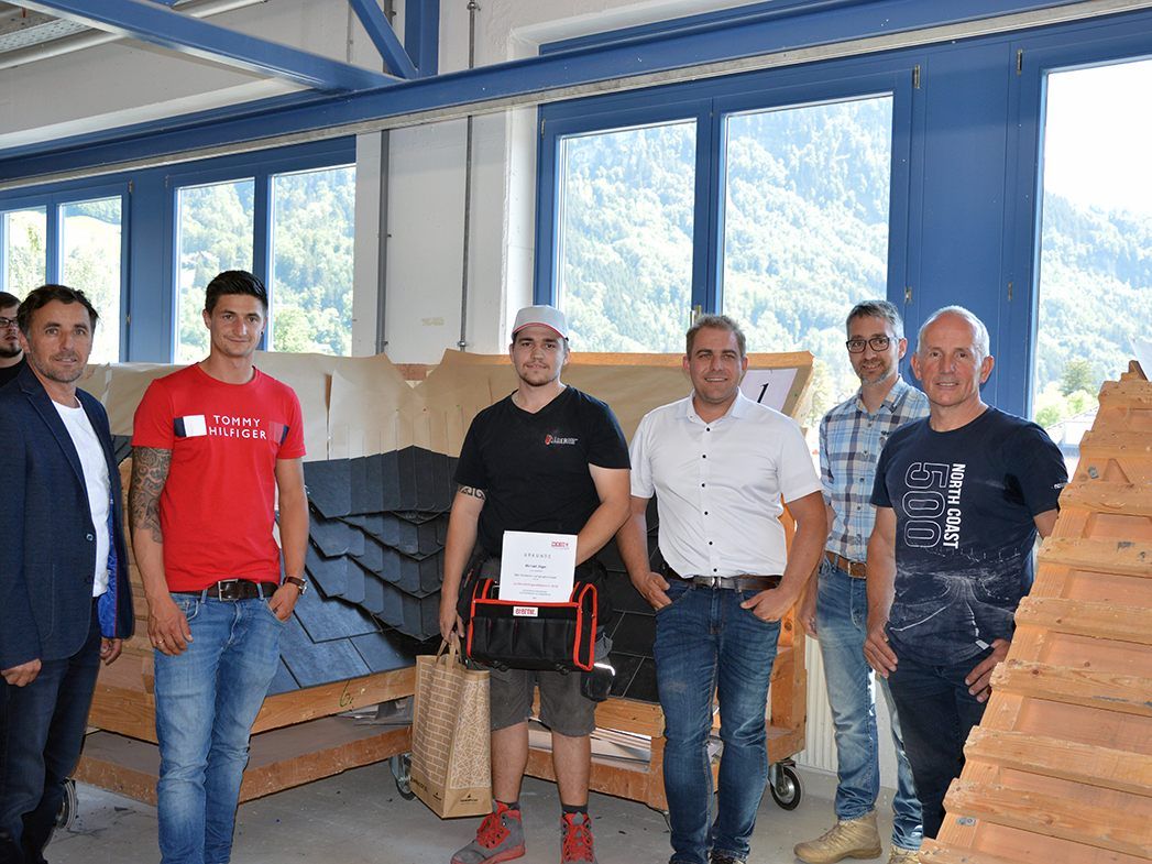 Roman Moosbrugger, Sascha Schroller (Lehrlingsbetreuer), der Erstplatzierte Michael Jäger sowie die Bewerter Daniel Valentin, Mathias Lins und Martin Meusburger.