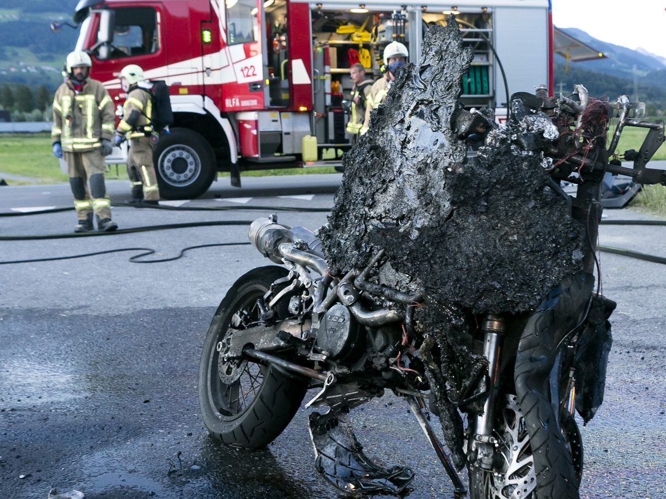 Das Motorrad fing Feuer und wurde völlig zerstört.