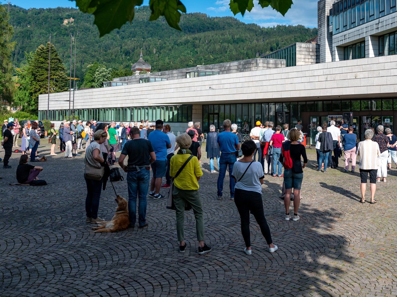 Mahnwache zum Weltflüchtlingstag vor dem Vorarlberger Landhaus in Bregenz.