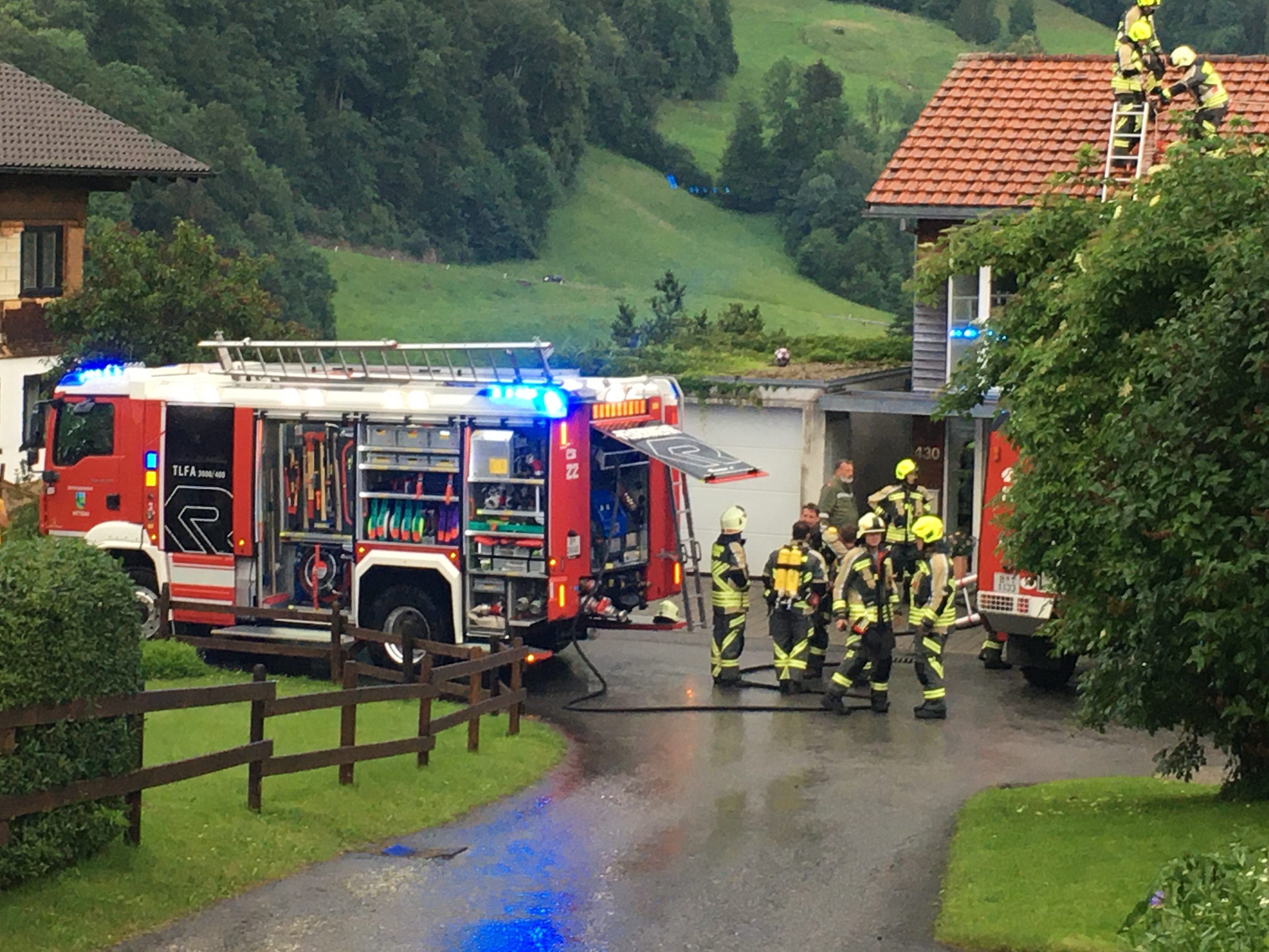 Der Blitz schlug im Dach des Hauses ein.
