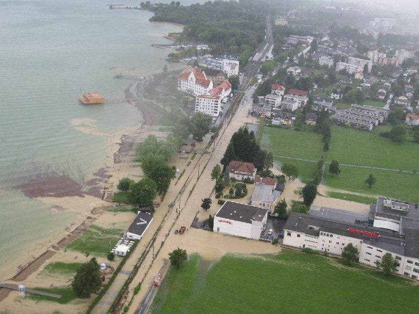 Oberlochauerbach und Kugelbeerbach überfluteten beim Hochwasser 2010 die Landesstraße L 190 beim Fußgängerübergang zum See von der Tankstelle bis zum Rupp-Areal.