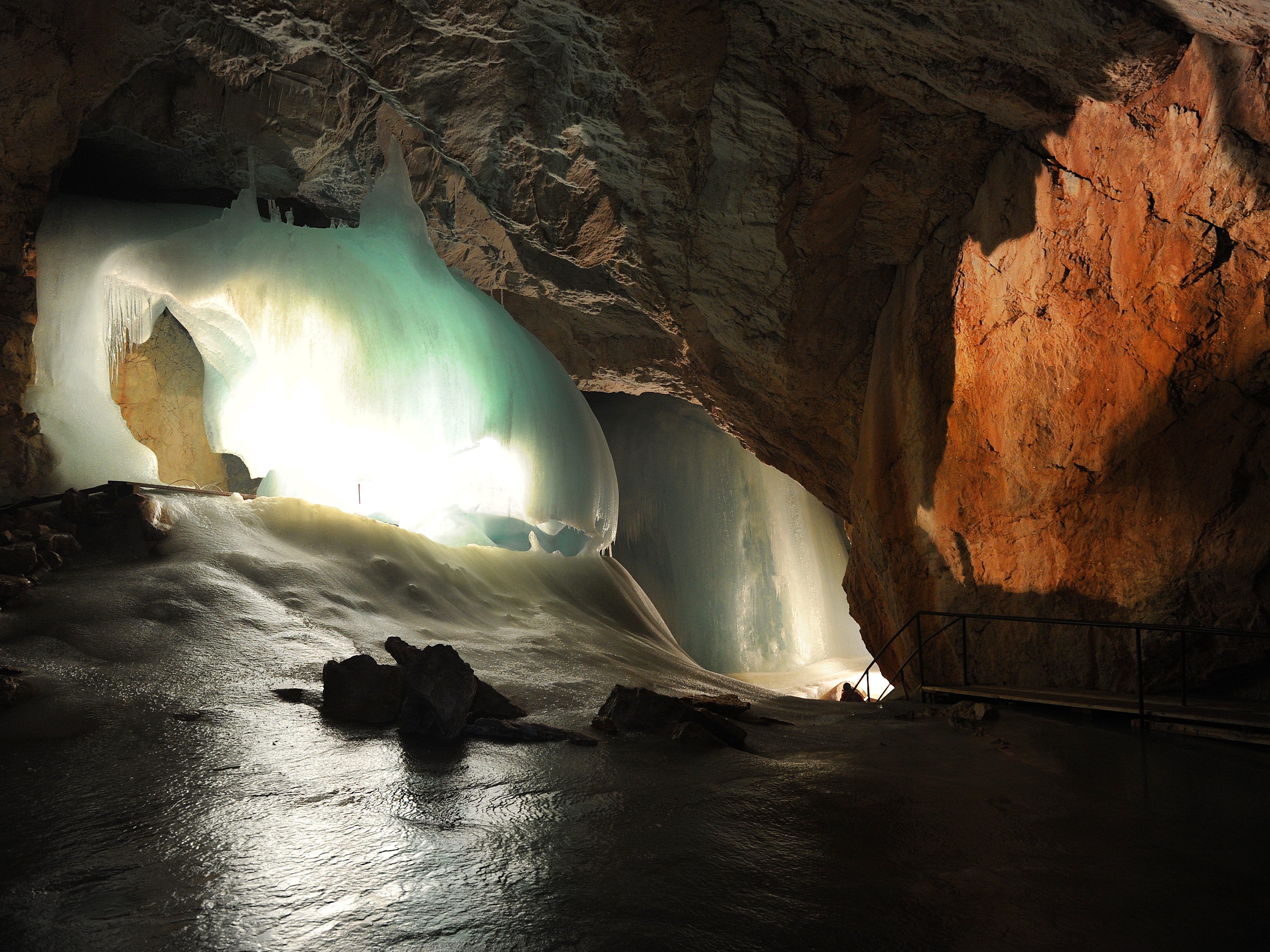 Die größte Eishöhle der Erde, die Eisriesenwelt, aufgenommen am Montag, 28. Juni 2010, in Werfen im Salzburger Pongau.