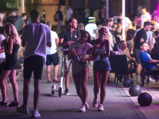 Unmaskiert und unbeschwert: Bis vor ein paar Tagen wurde auf Mallorca noch wild und ohne Corona-Schutzmaßnahmen gefeiert, das hatte Konsequenzen.