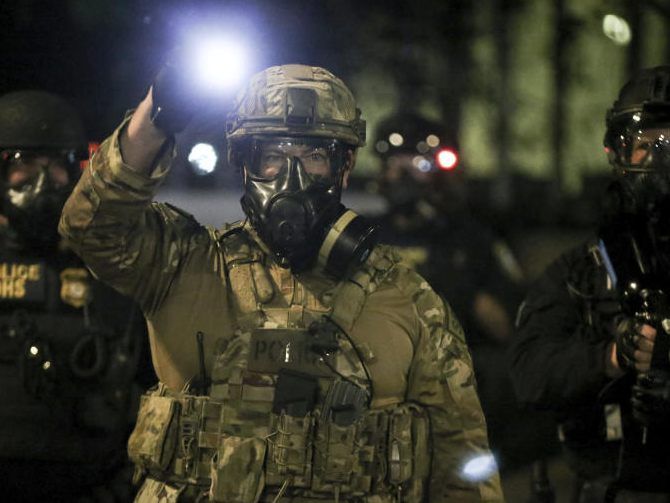 In Portland stehen sich Demonstranten und schwer bewaffnete Polizisten gegenüber. Jetzt kam es aber zu einer ganz besonderen Begegnung. (Symbolbild)