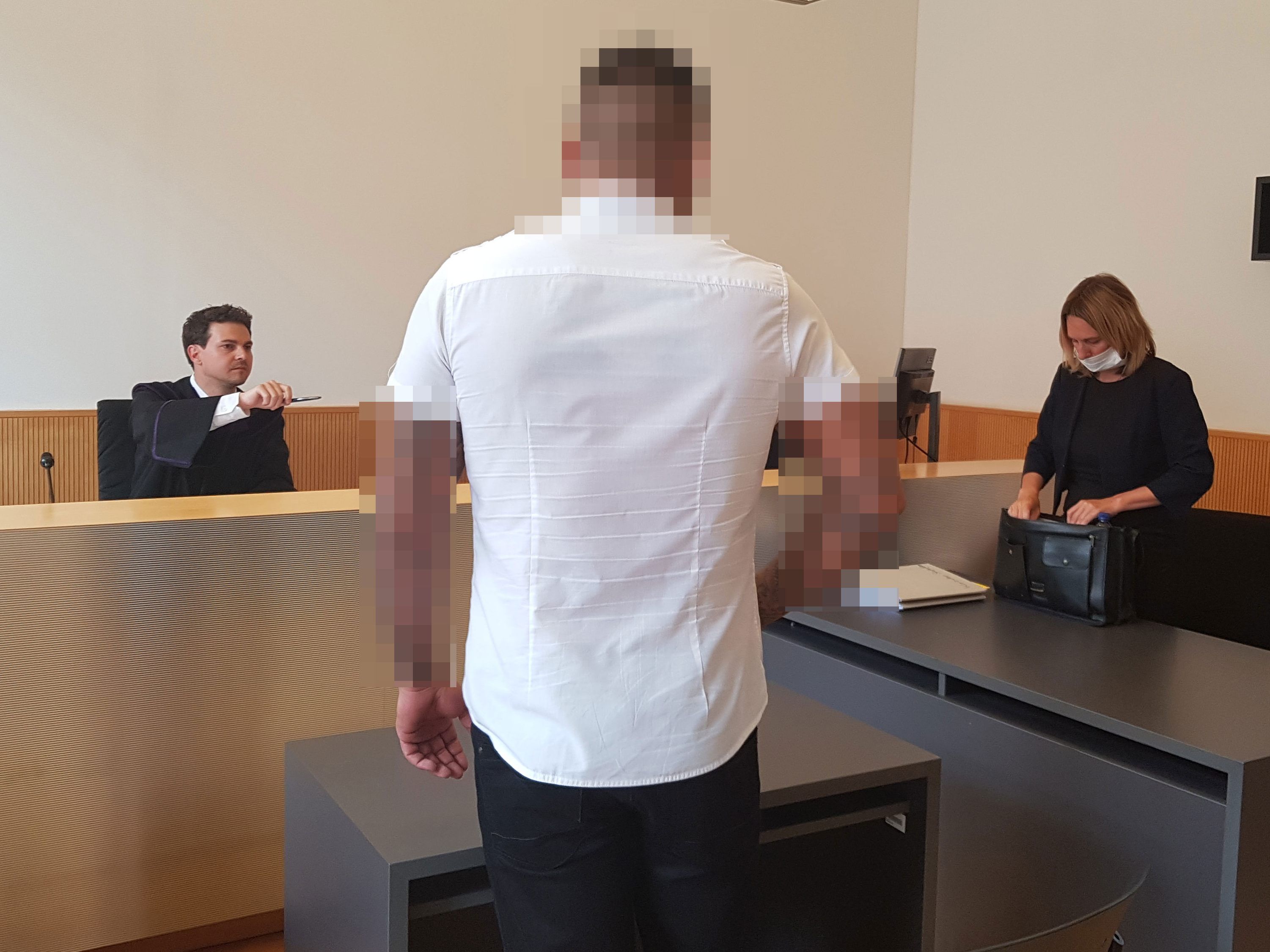 Der Mann wollte unbedingt wissen, mit wem sich seine Frau so lebhaft austauscht.