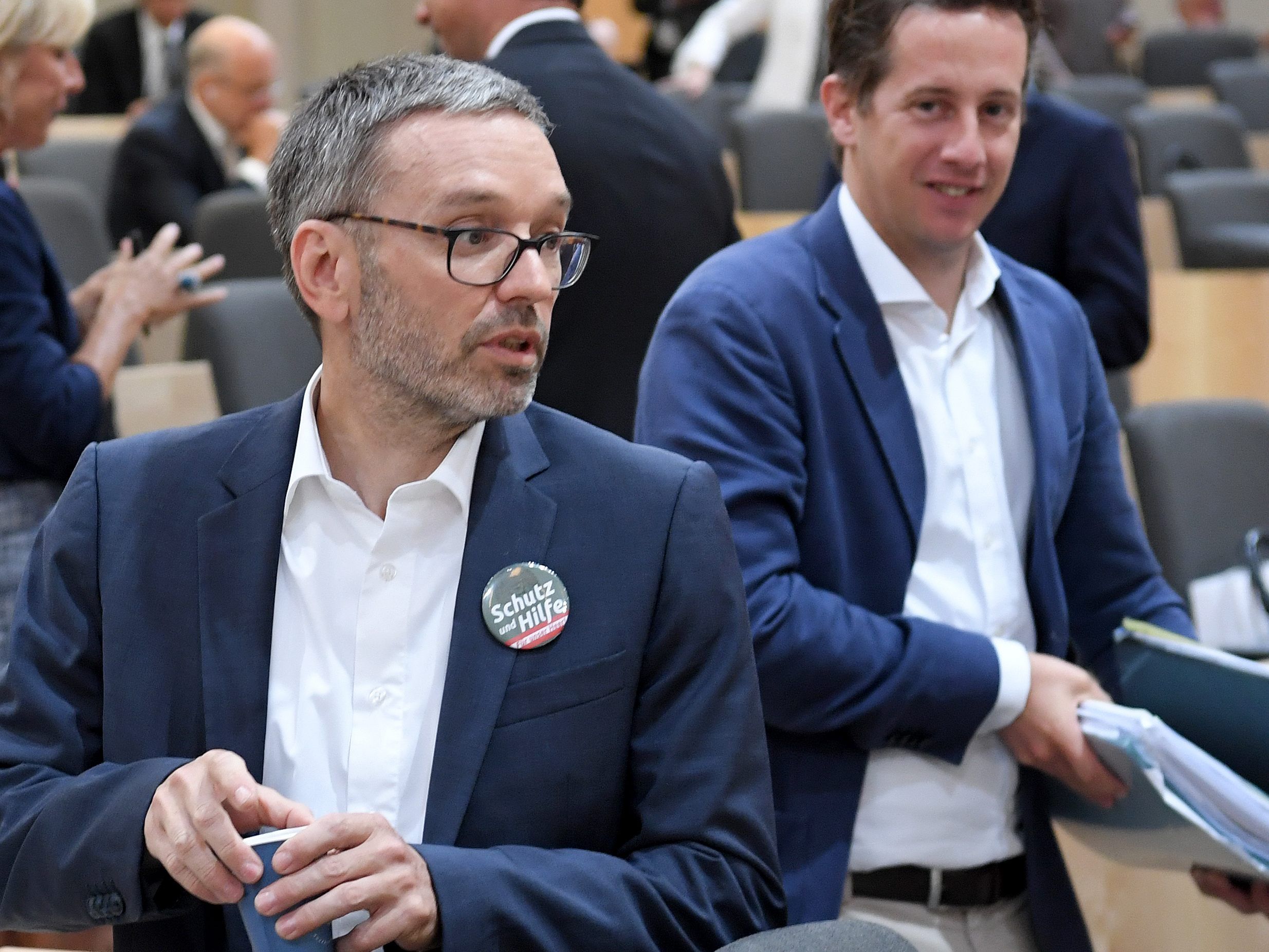 Klubchef Herbert Kickl (l.) und Reinhard Teufel im Rahmen einer Sondersitzung des Nationalrates.