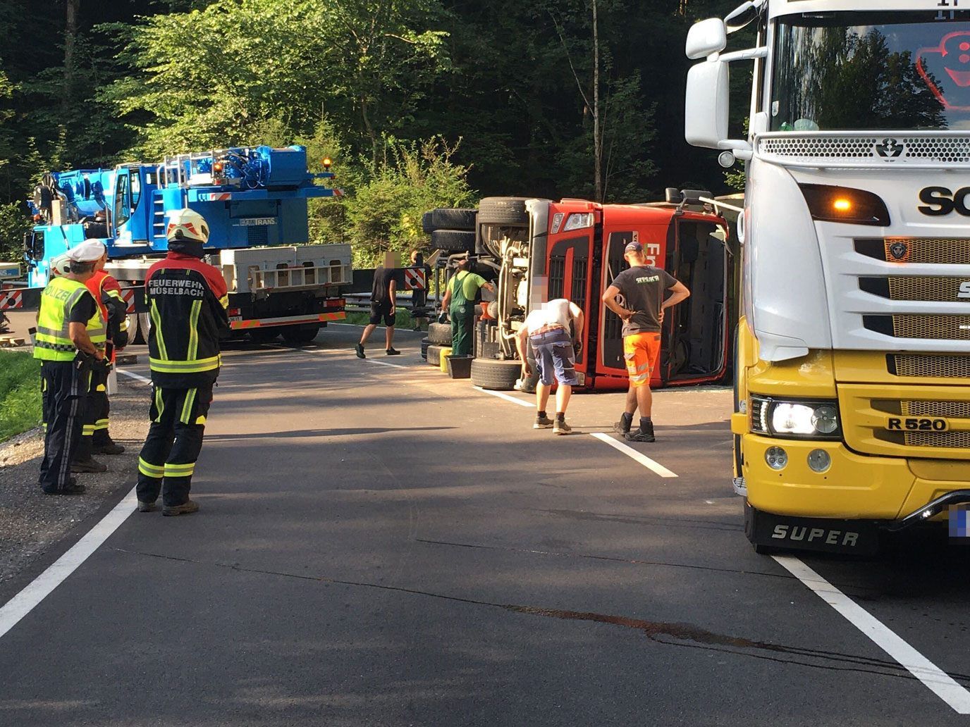 Die Bergung des voll beladenen Lkw gestaltet sich schwierig.