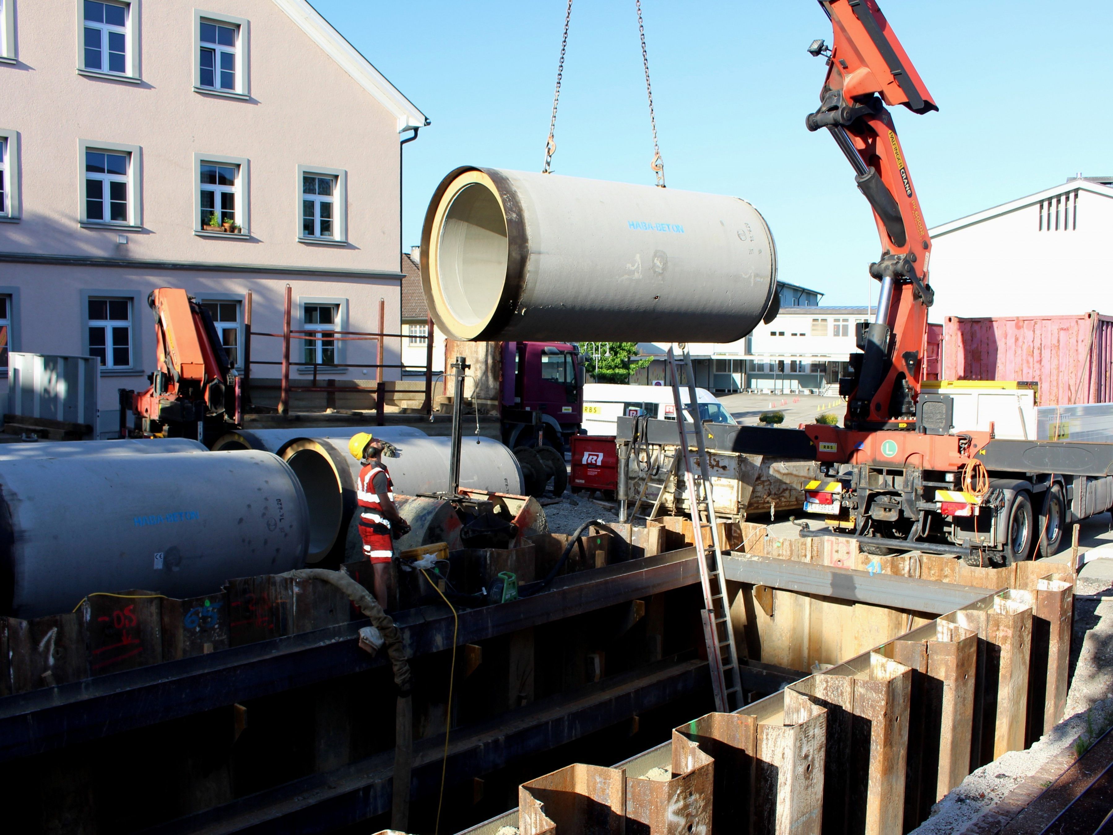 Die neue Oberlochauerbach-Verrohrung DN 1200 wird auf einer Strecke von rund 110 Metern mittels eine Teilschnitt-Vortriebsmaschine eingebaut, auf den restlichen 200 Metern wird das Rohr in offener Bauweise verlegt.