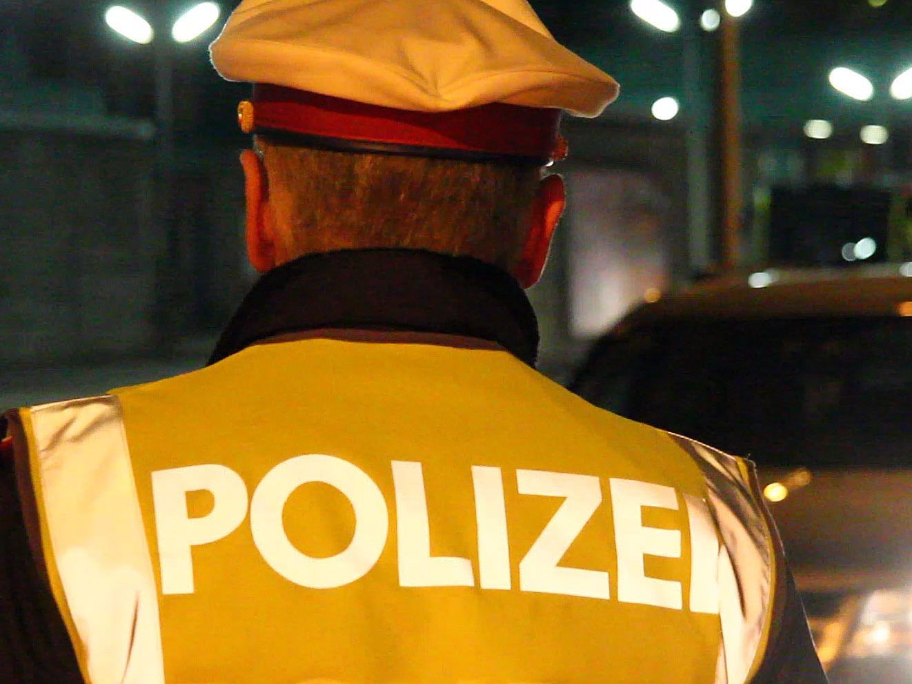 Die Polizei in Hard sucht Zeugen und bittet um Hinweise zum Vorfall.