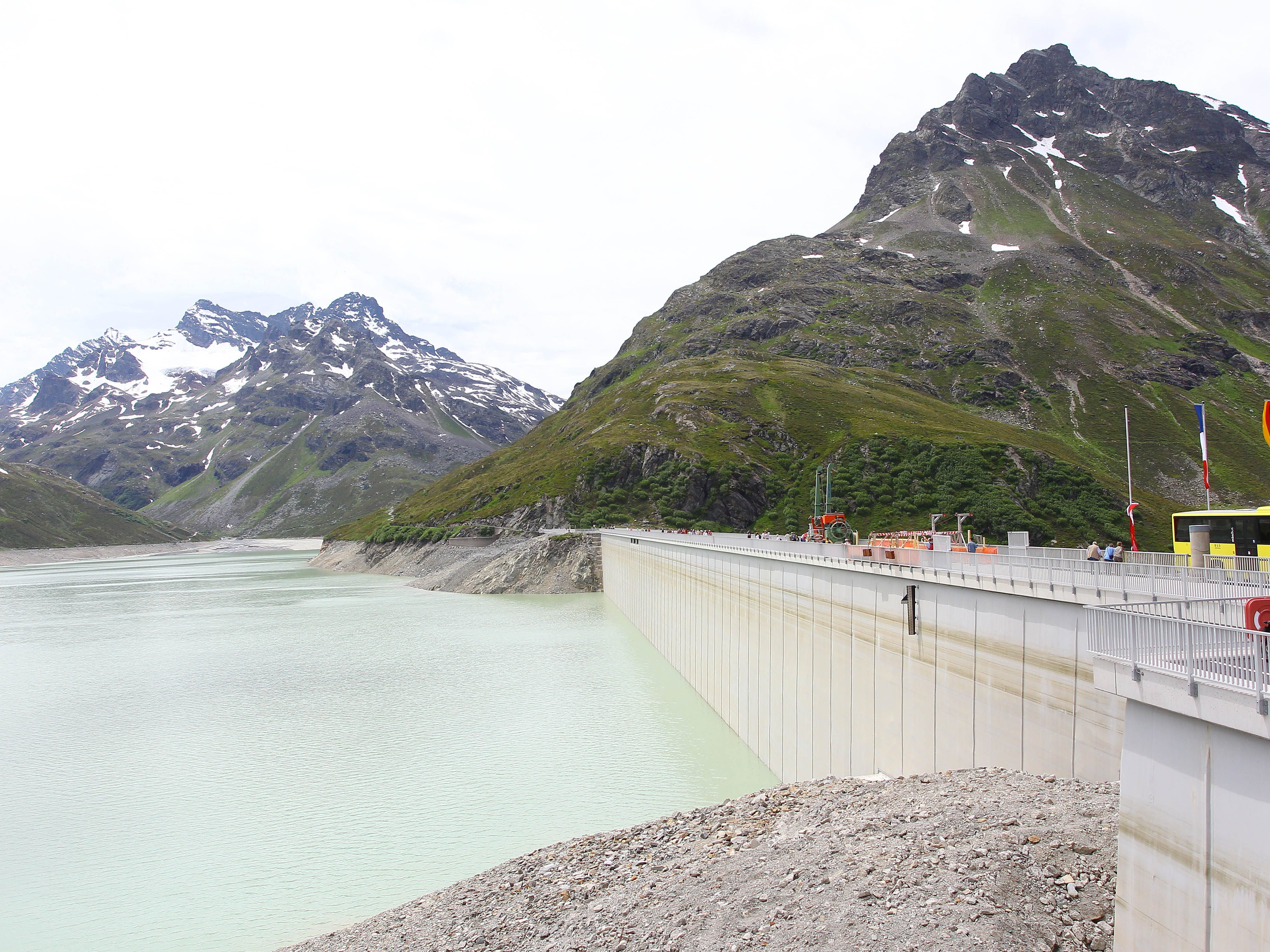 Eine 60-Jährige verletzte sich am Sonntag bei einer Wanderung rund um den Silvretta-Stausee.