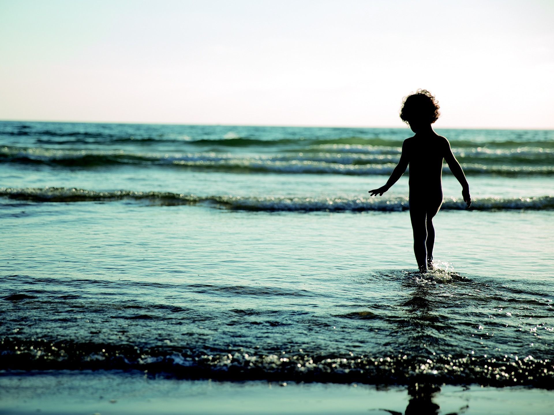 Drei Männer fotografierten und filmten nackte Kinder am Strand.
