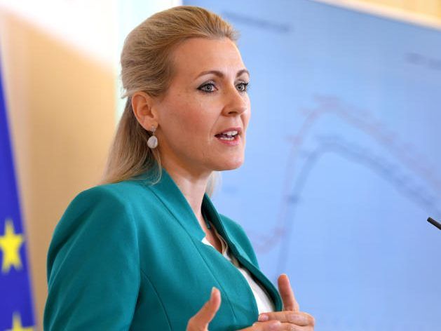 Arbeitsministerin Aschbacher
