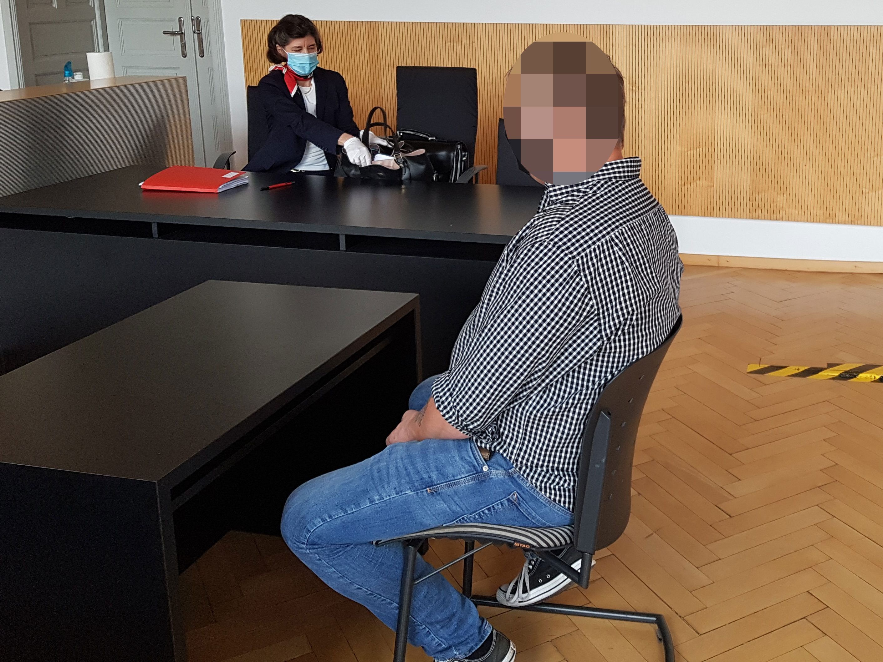 Der Mann kaufte ein Haus und ein Grundstück, obwohl er de facto kein Vermögen hatte.