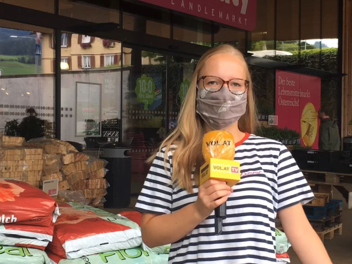 Reporterin Mirjam Mayer vor dem Sutterlüty-Markt.