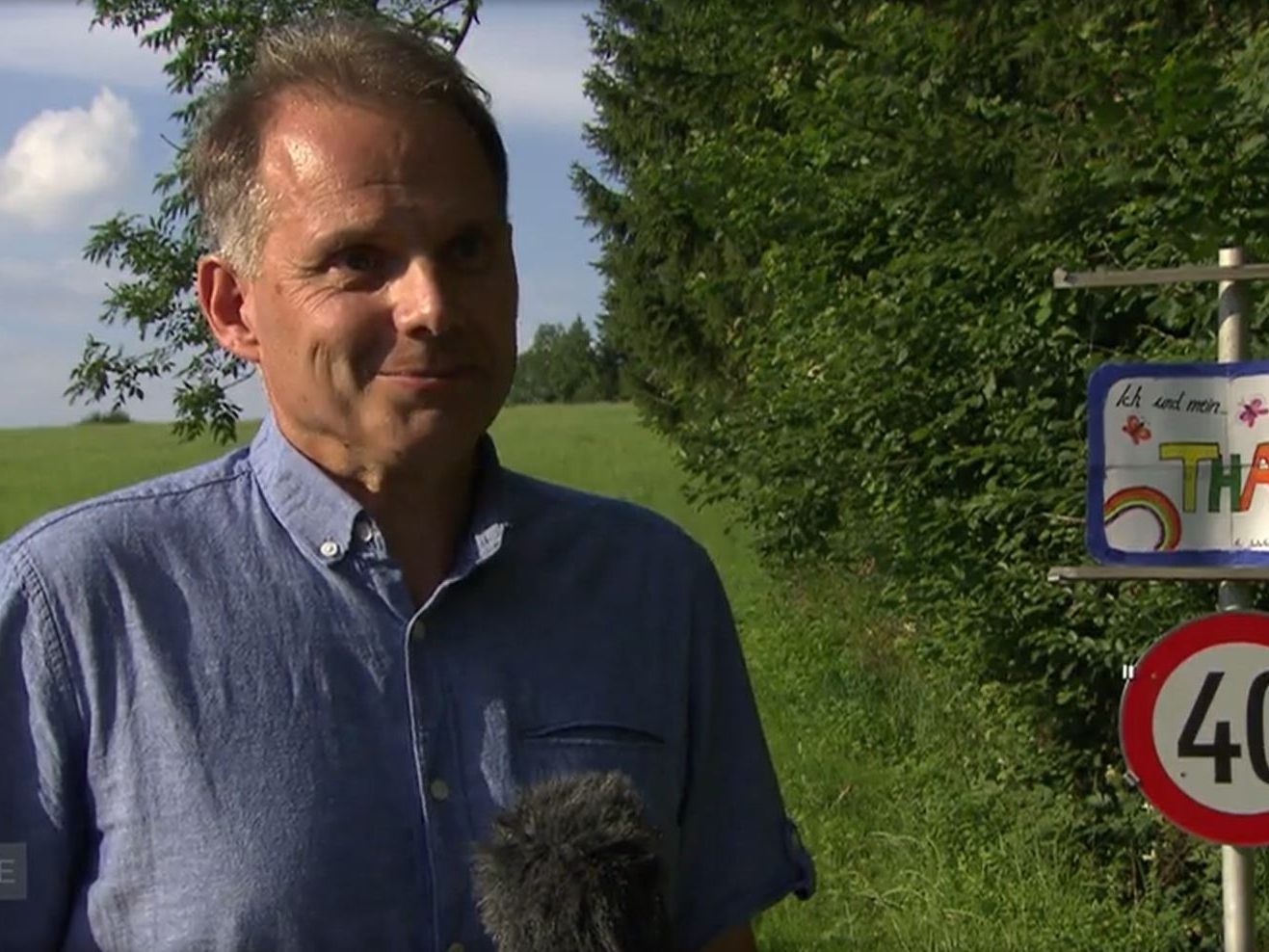 Ortsvorstand Karl Wohllaib vor dem improvisierten Schild.