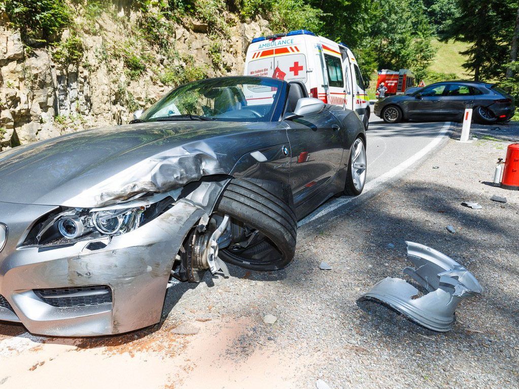 Das Cabrio wurde bei dem Unfall links vorne schwer beschädigt.