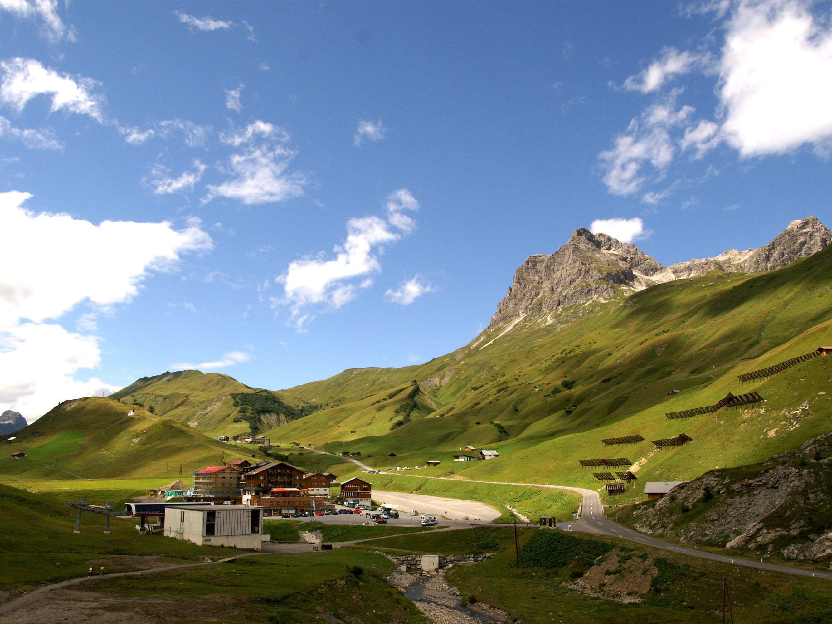 Der Mann stürzte rund 300 Meter unterhalb des Gipfels, als er abstürzte.