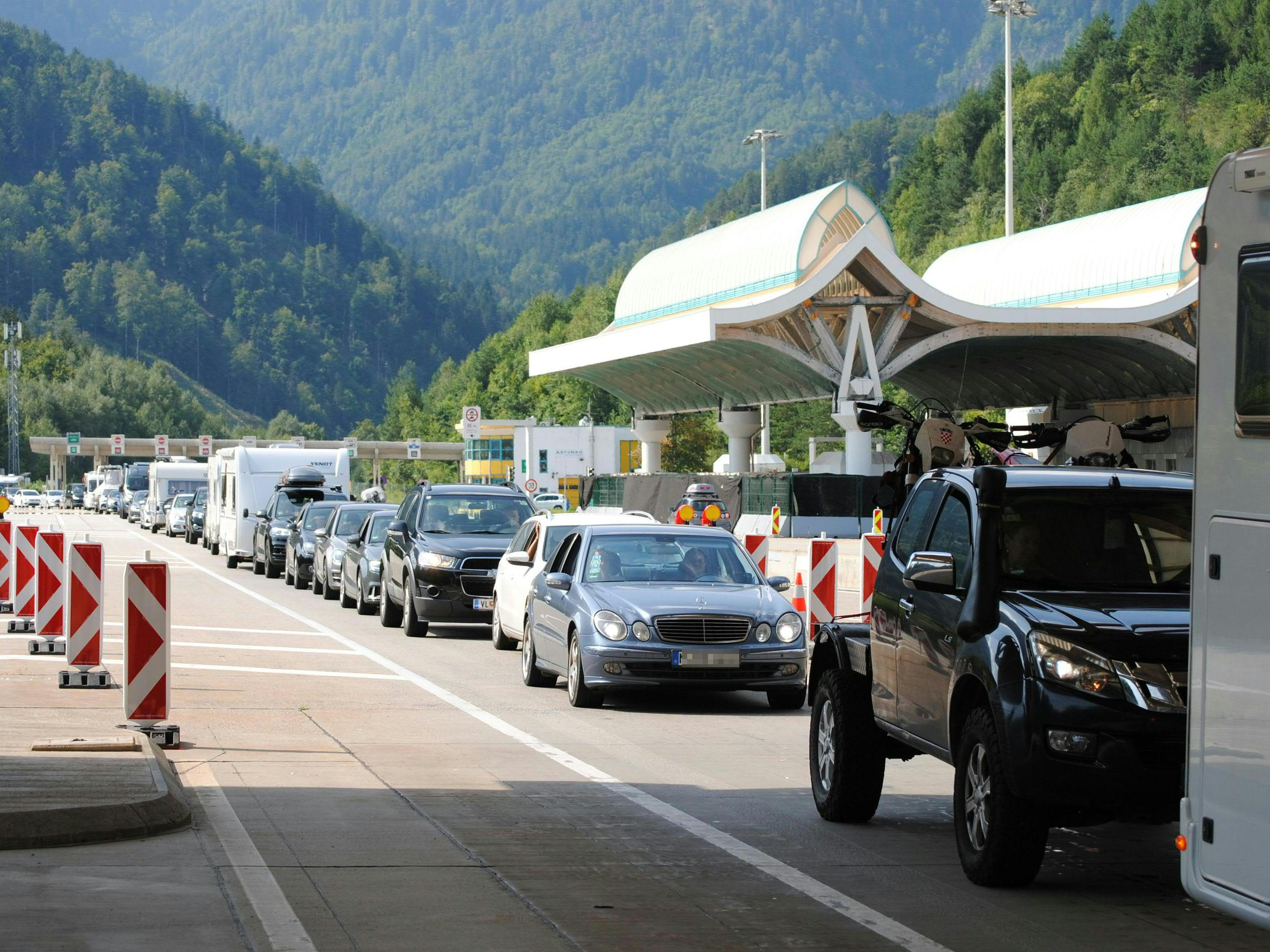 Rückreisewelle aus Kroatien: Die Situation bei der Einreise an der Slowenisch/Österreichischen Grenze beim Karawankentunnel aufgenommen am Montag