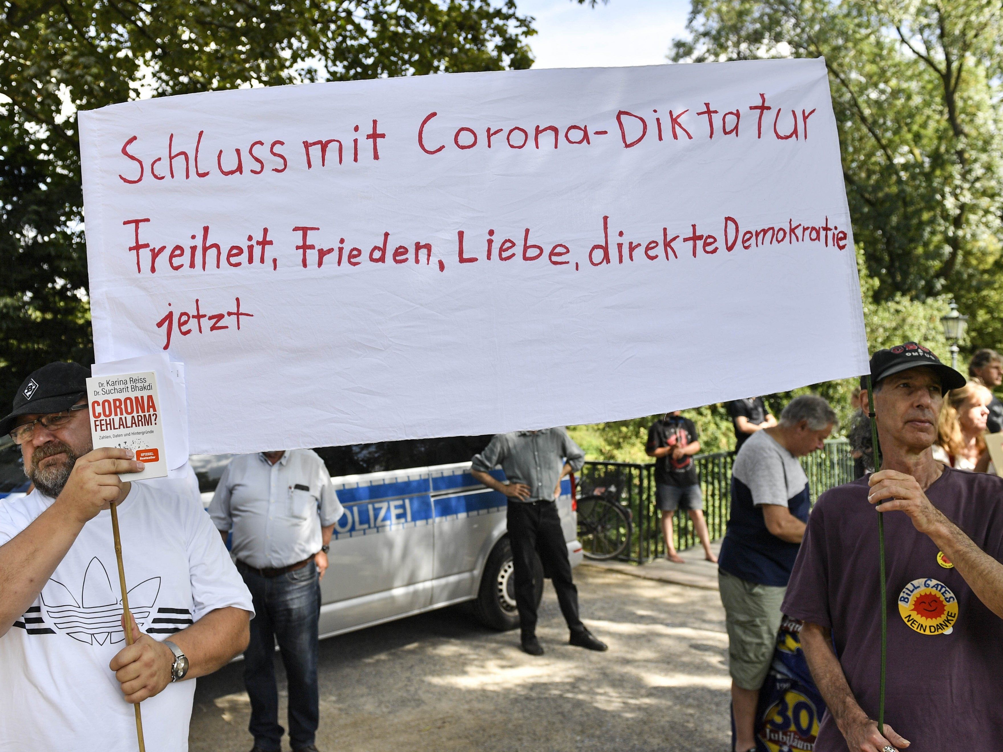 Seit Beginn der Corona-Krise haben sich mindestens 228.621 Menschen in Deutschland nachweislich mit dem Virus SARS-CoV-2 infiziert,