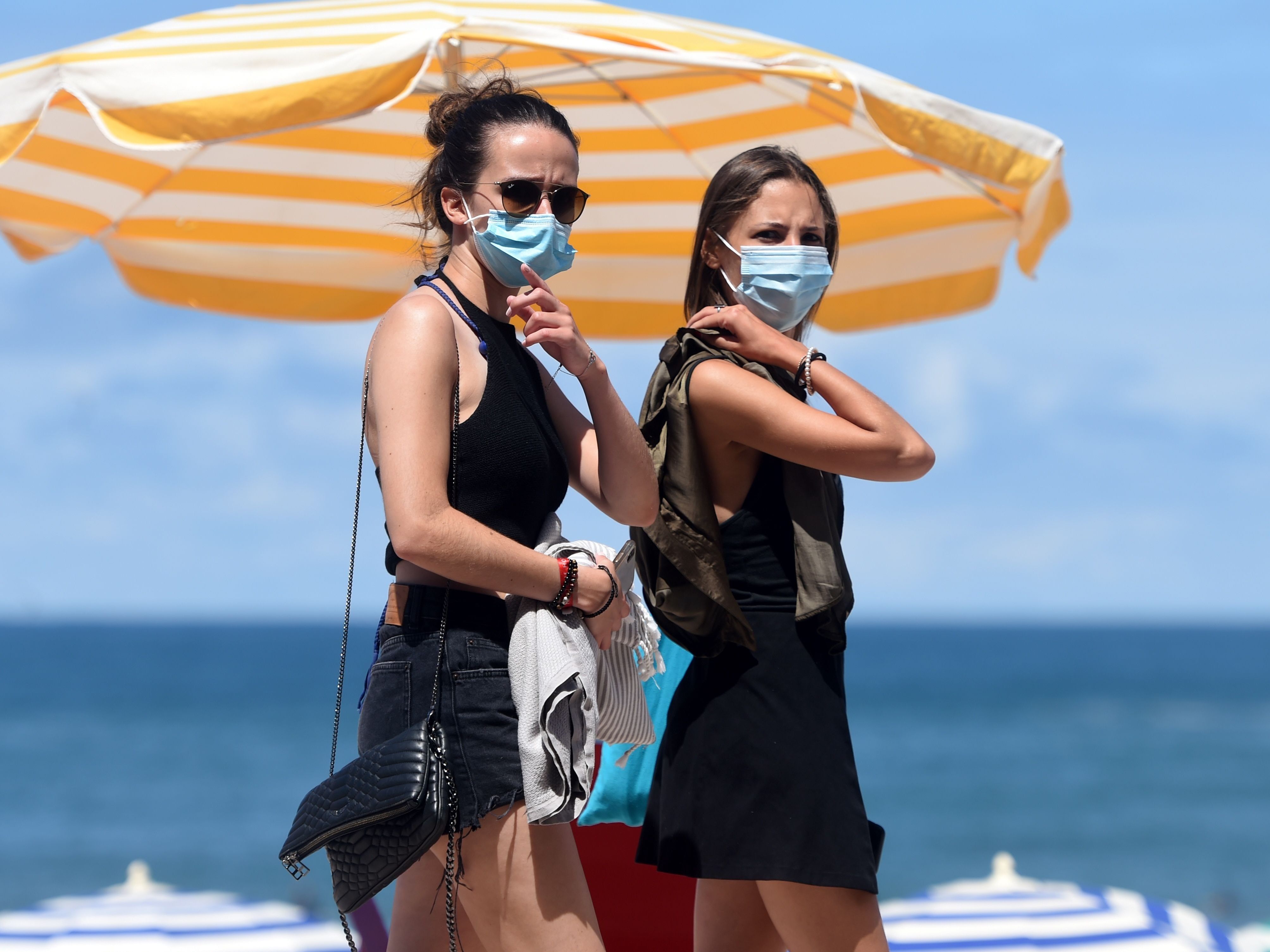 Maske am Strand von Biarritz, Frankreich
