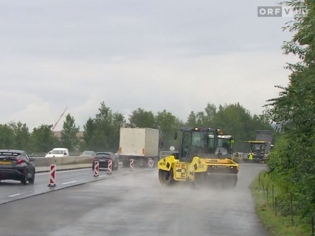 Nebel durch Asphaltierungsarbeiten führte zu zwei Unfällen und Stau auf der A14.