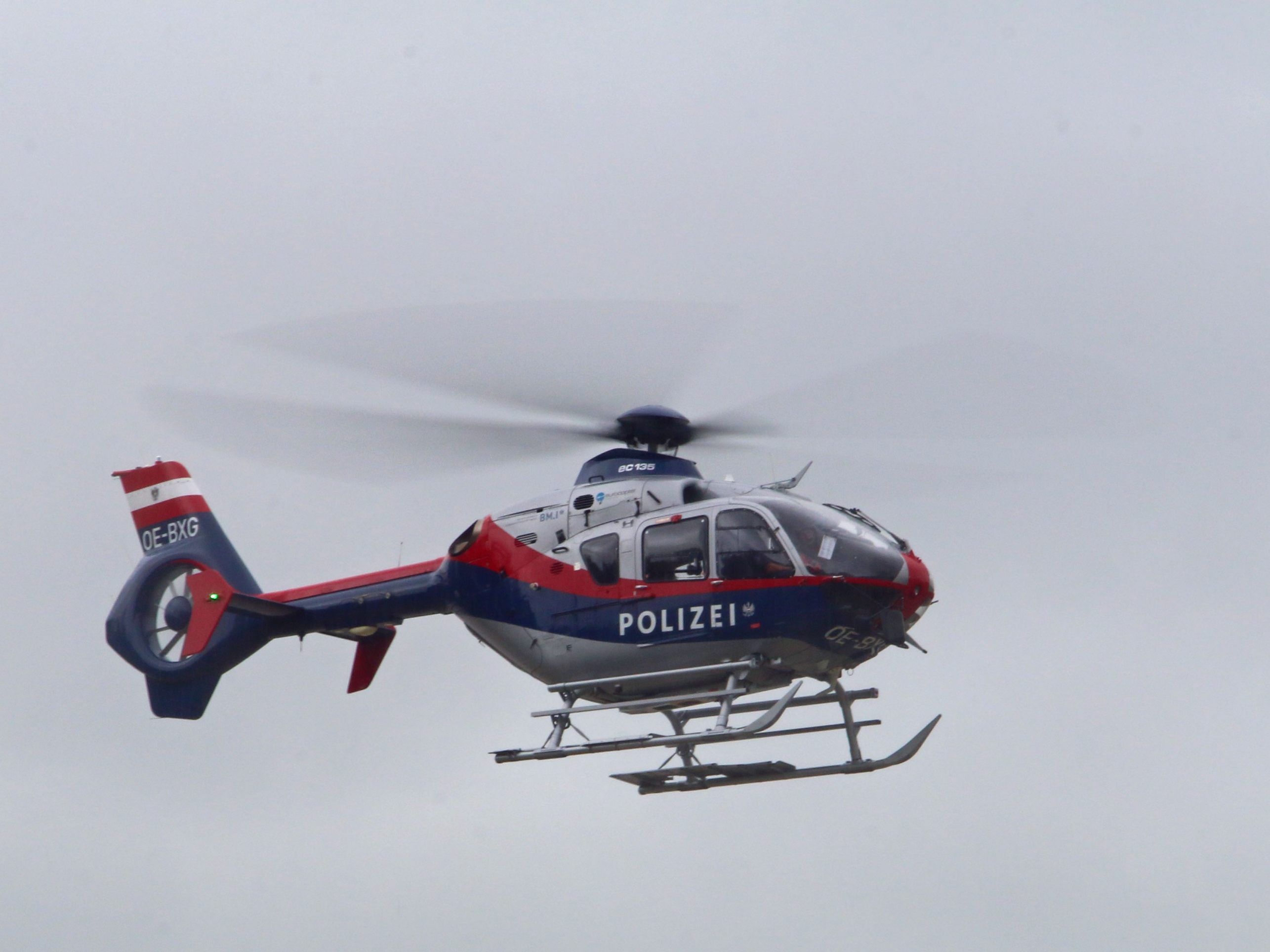 Der Polizeihubschrauber "Libelle" barg den Mann aus seiner Notlage. (Symbolbild)
