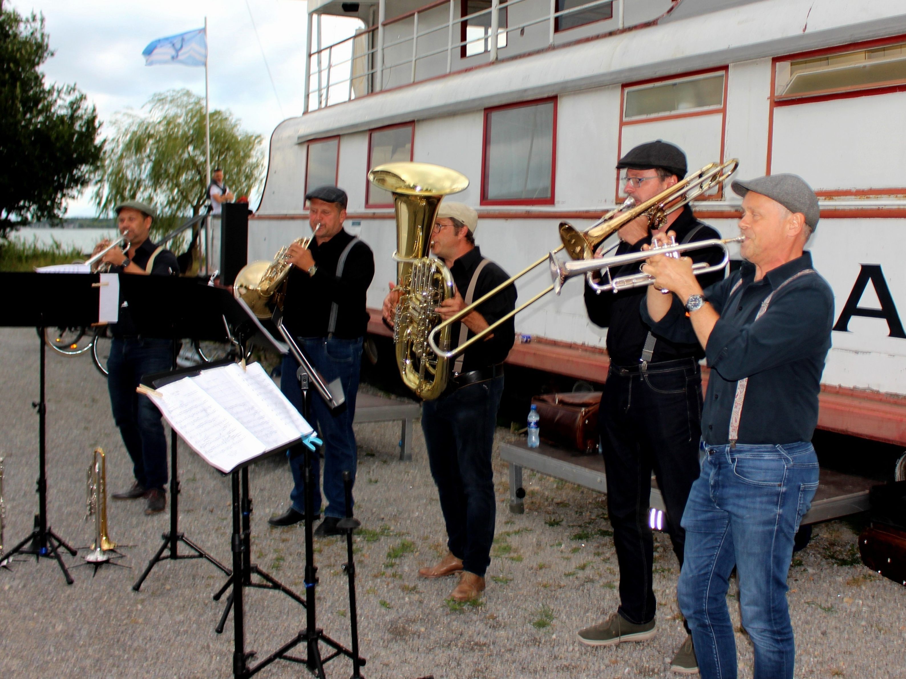 Ein ganz besonderer Open-Air-Konzert-Auftritt mit dem Blechbläserensemble „Sonus Brass“ auf dem Platz vor der Alten Fähre in Lochau.