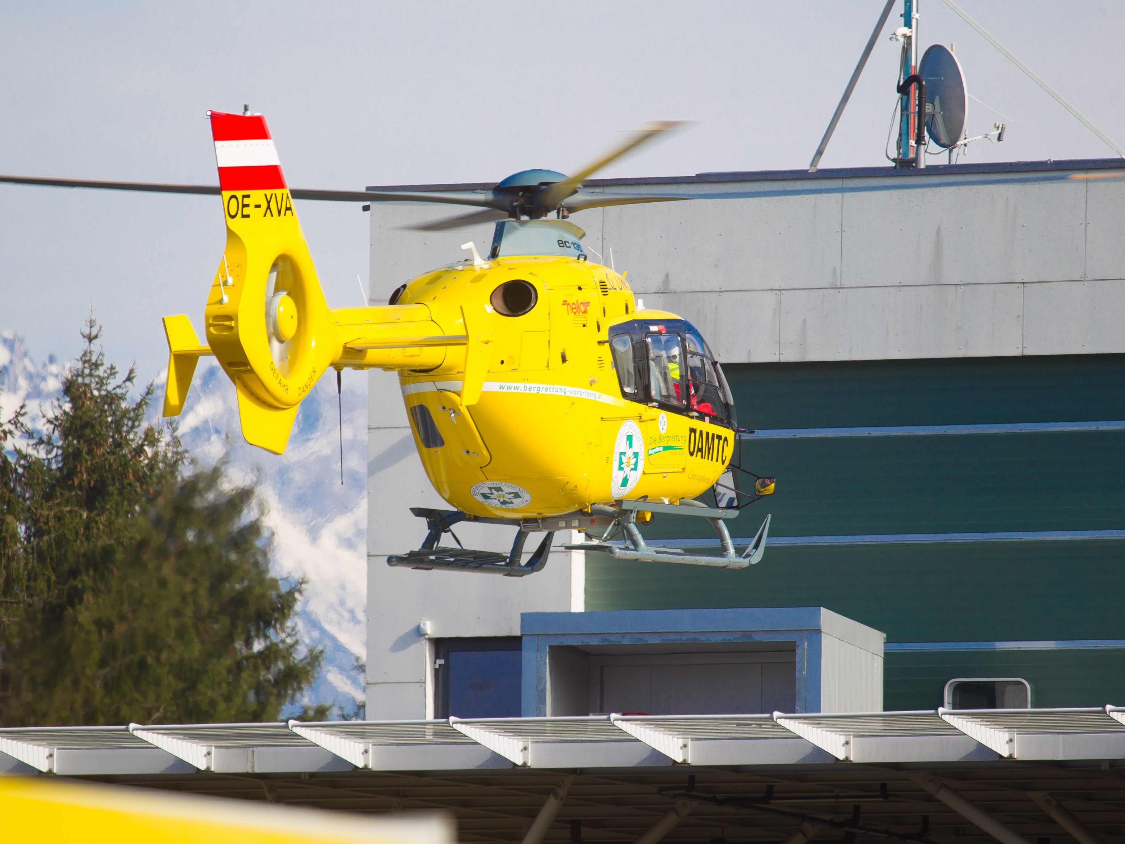 Der Mann musste mit dem Notarzthubschrauber ins Landeskrankenhaus Feldkirch geflogen werden.