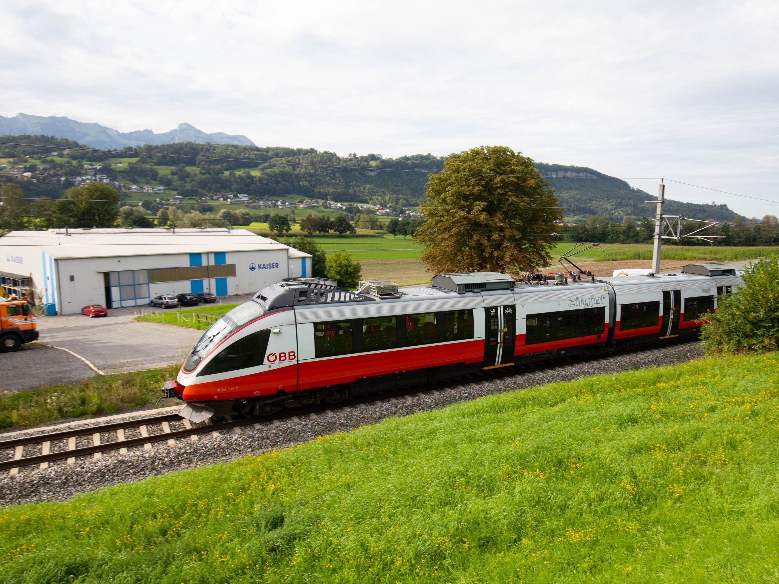 In Liechtenstein ist nun das Volk am Zug: Die Stimmbürger entscheiden über den Ausbau der Eisenbahnstrecke. Im Bild ein ÖBB-Zug in Schaanwald (FL).