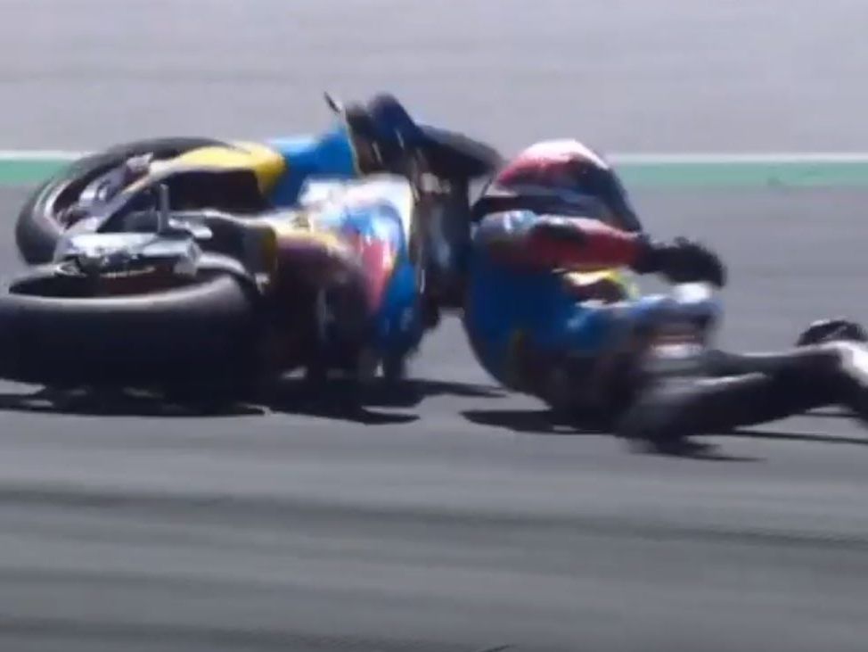 Sam Lowes stürzte schwer, sein Motorrad fing in der Folge Feuer.