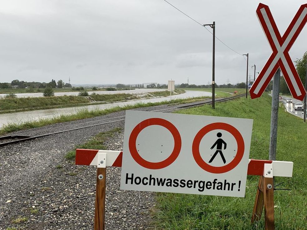 Zahlreiche Feuerwehreinsätze wegen Überflutungen - Situation am Rhein entspannte sich.