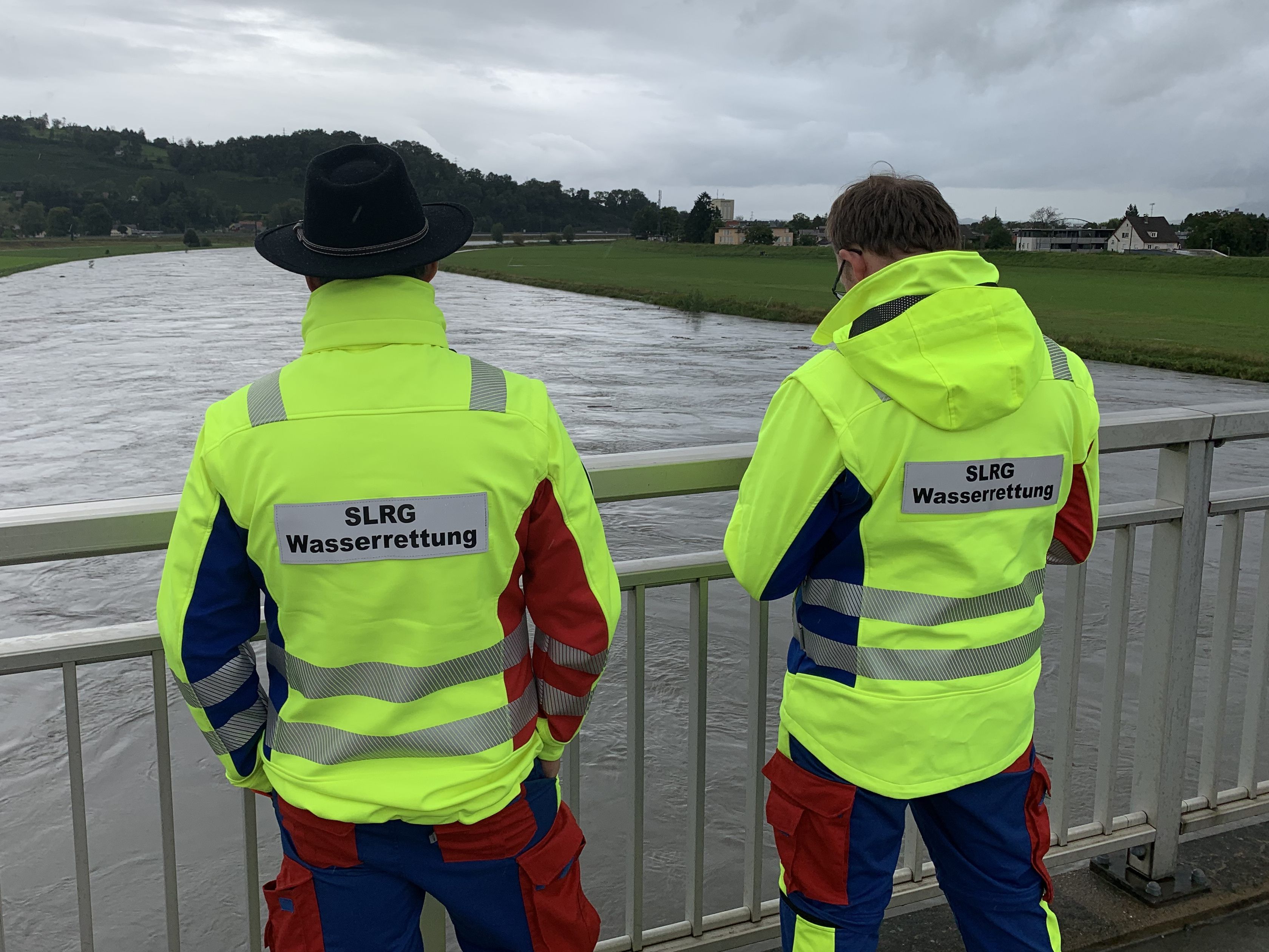 Der Rhein lief am Sonntagnachmittag ins Vorland über.