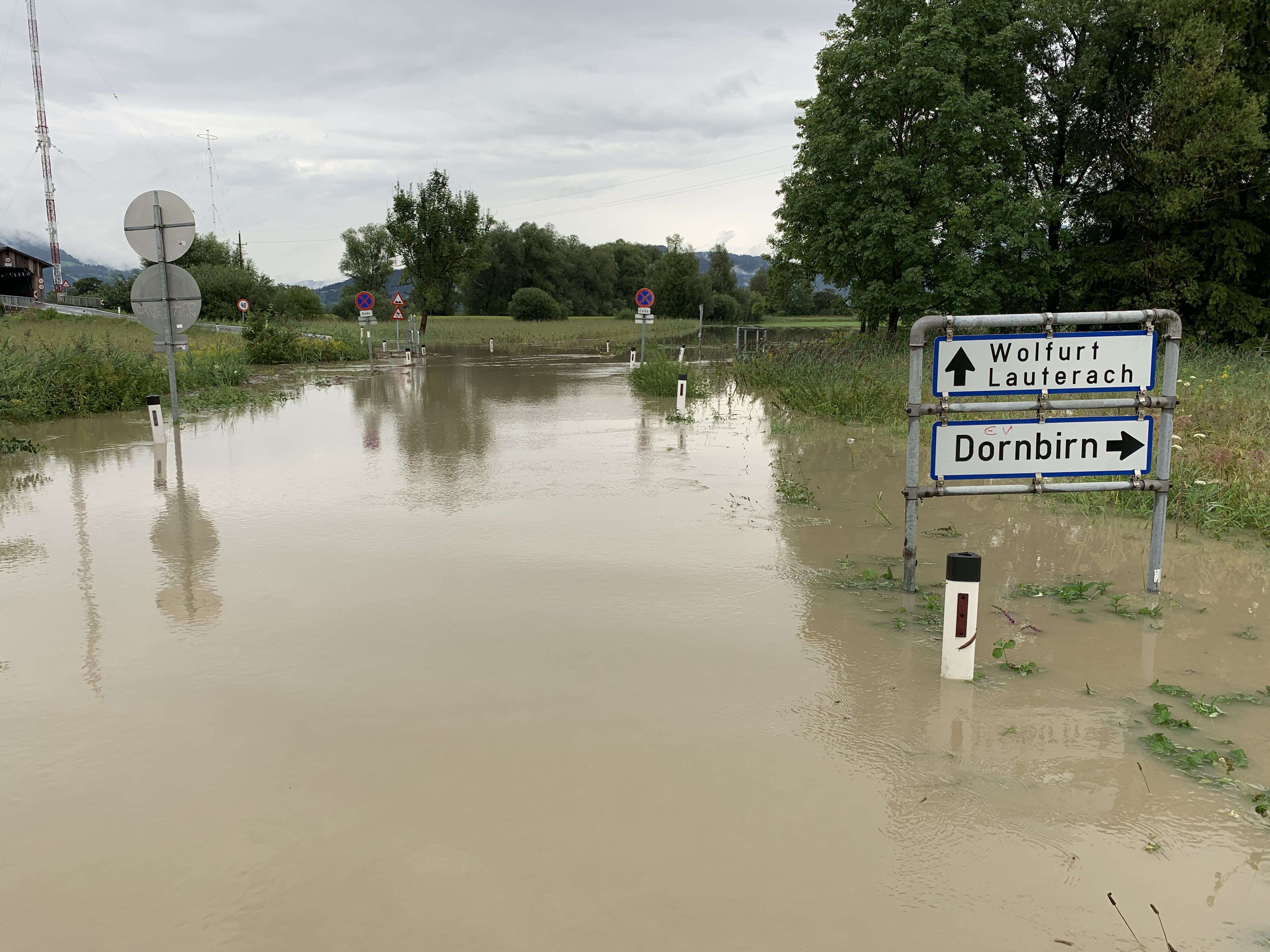 Senderstraße überflutet, Furt in Dornbirn gesperrt.