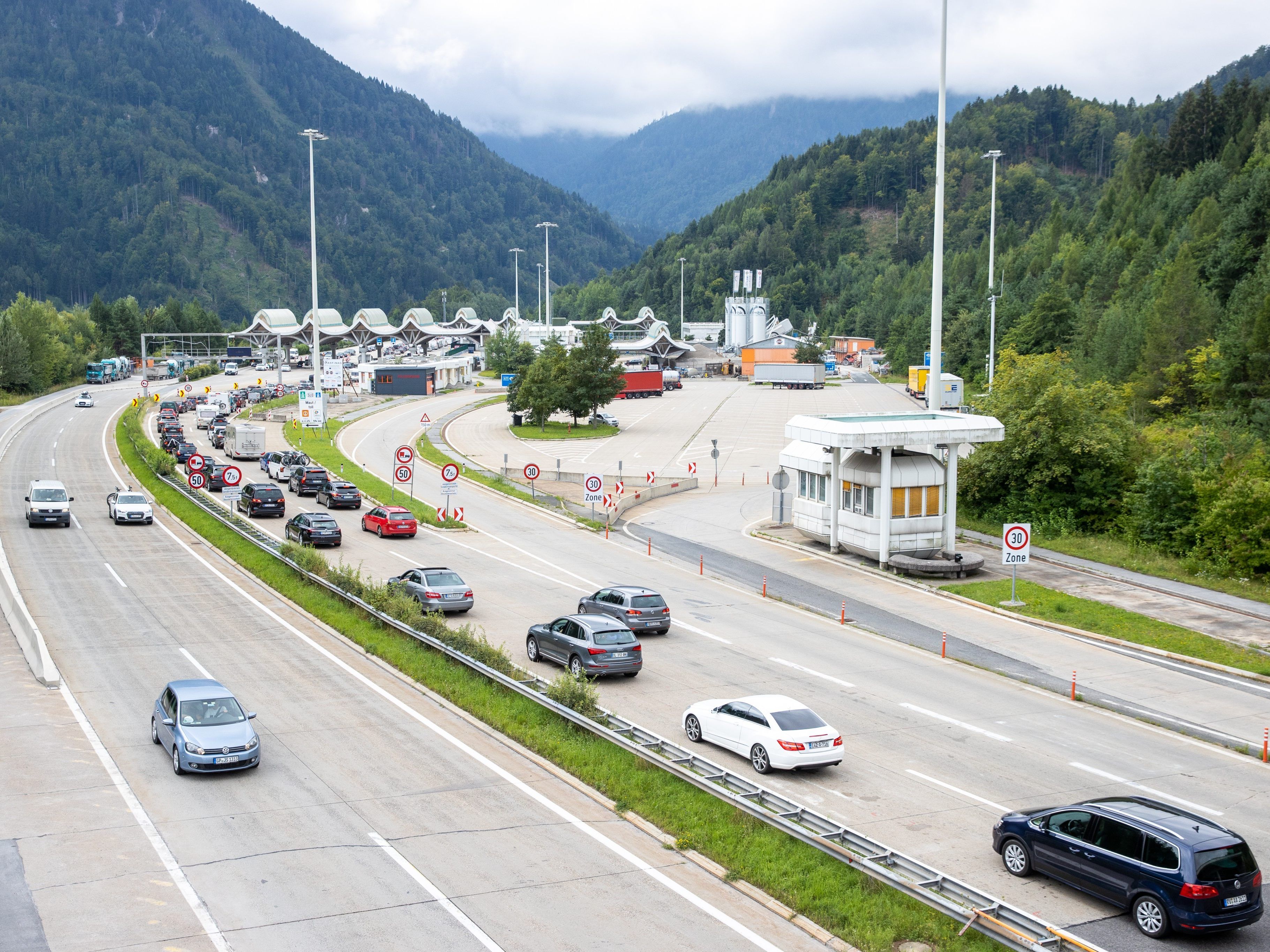 Reiseveranstalter hätten sich eine partielle Reisewarnung gewünscht.