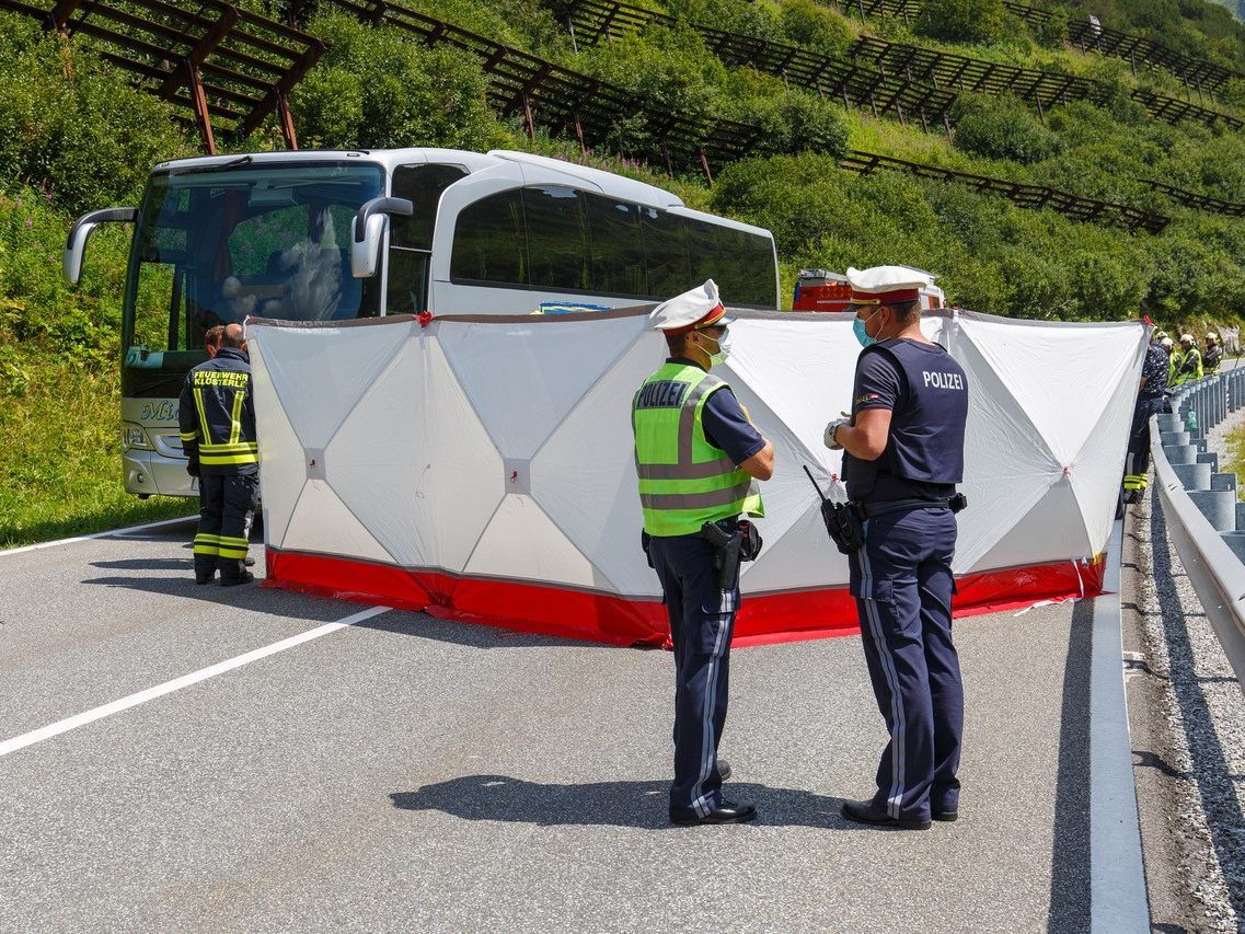 Der Motorradfahrer wurde tödlich verletzt.