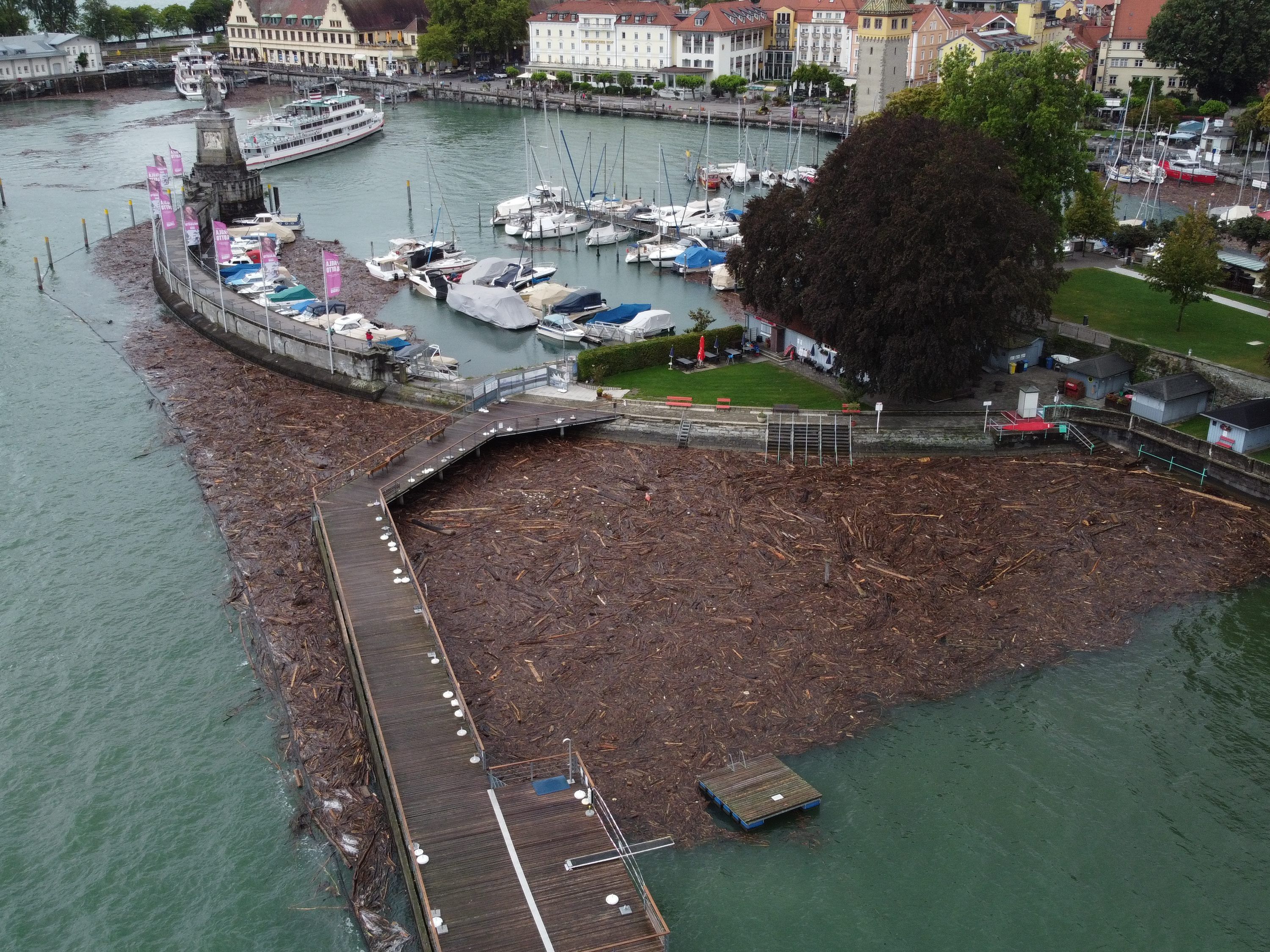 Nach dem Hochwasser ist großes Aufräumen angesagt.
