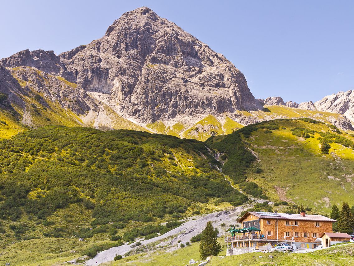 Unter widrigsten Wetterverhältnissen wurden die Bergsteiger aus den Klettersteig geborgen.