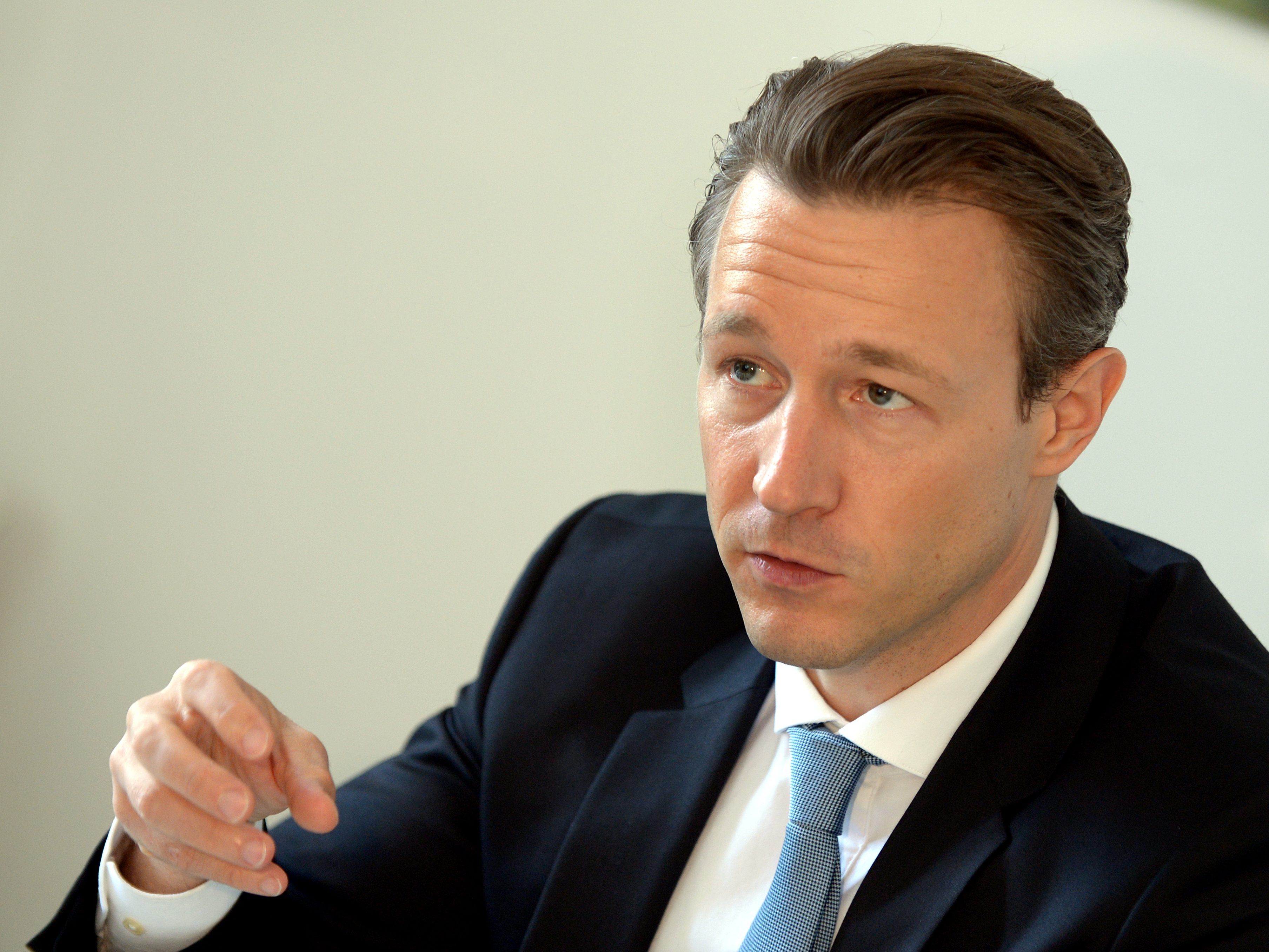 Finanzminister Blümel kündigt Corona-bedingt auch für 2021 eine "massive Neuverschuldung" Österreichs an.