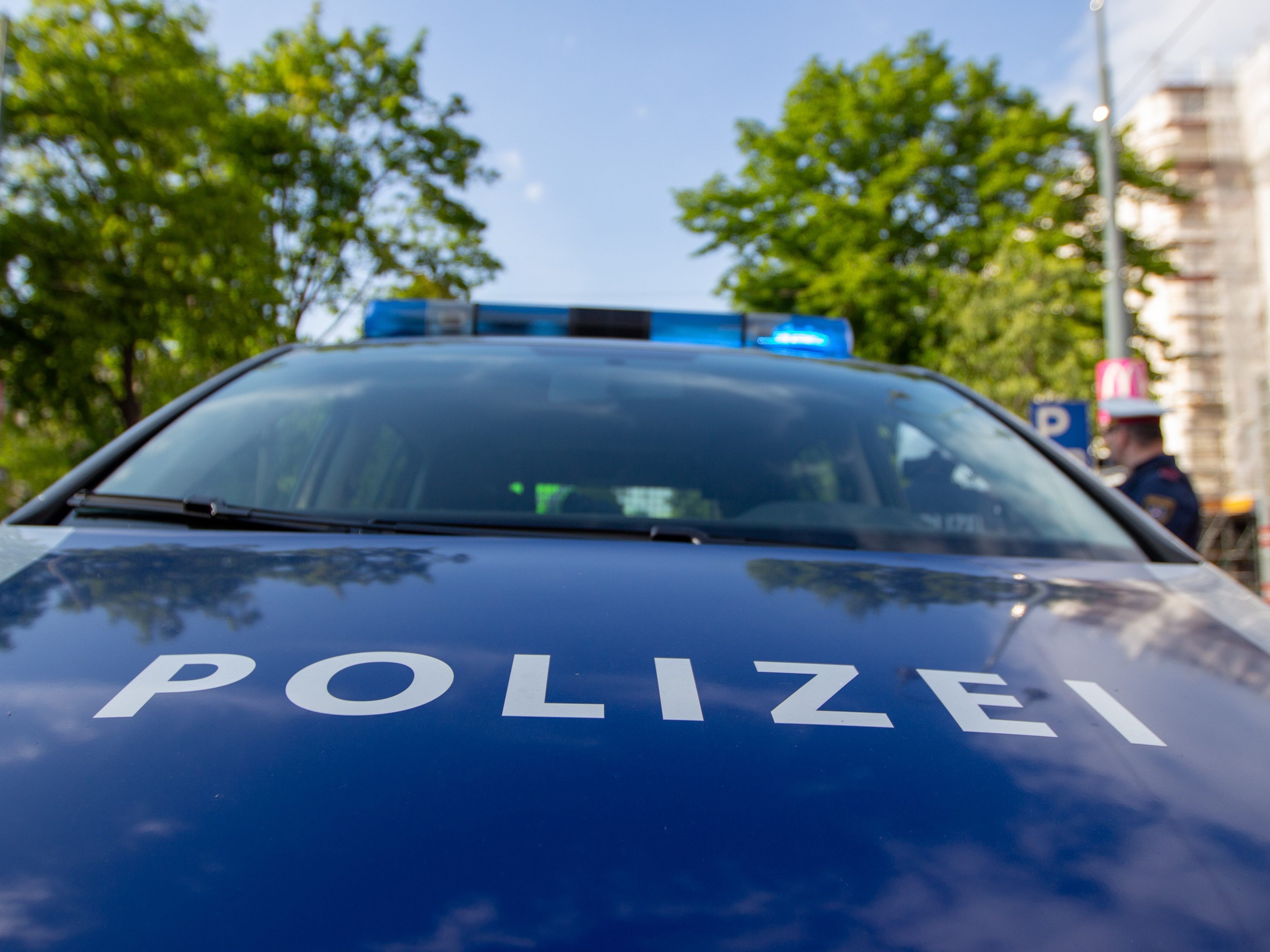 Der Fahrer des Mercedes wird gebeten, sich zu melden.