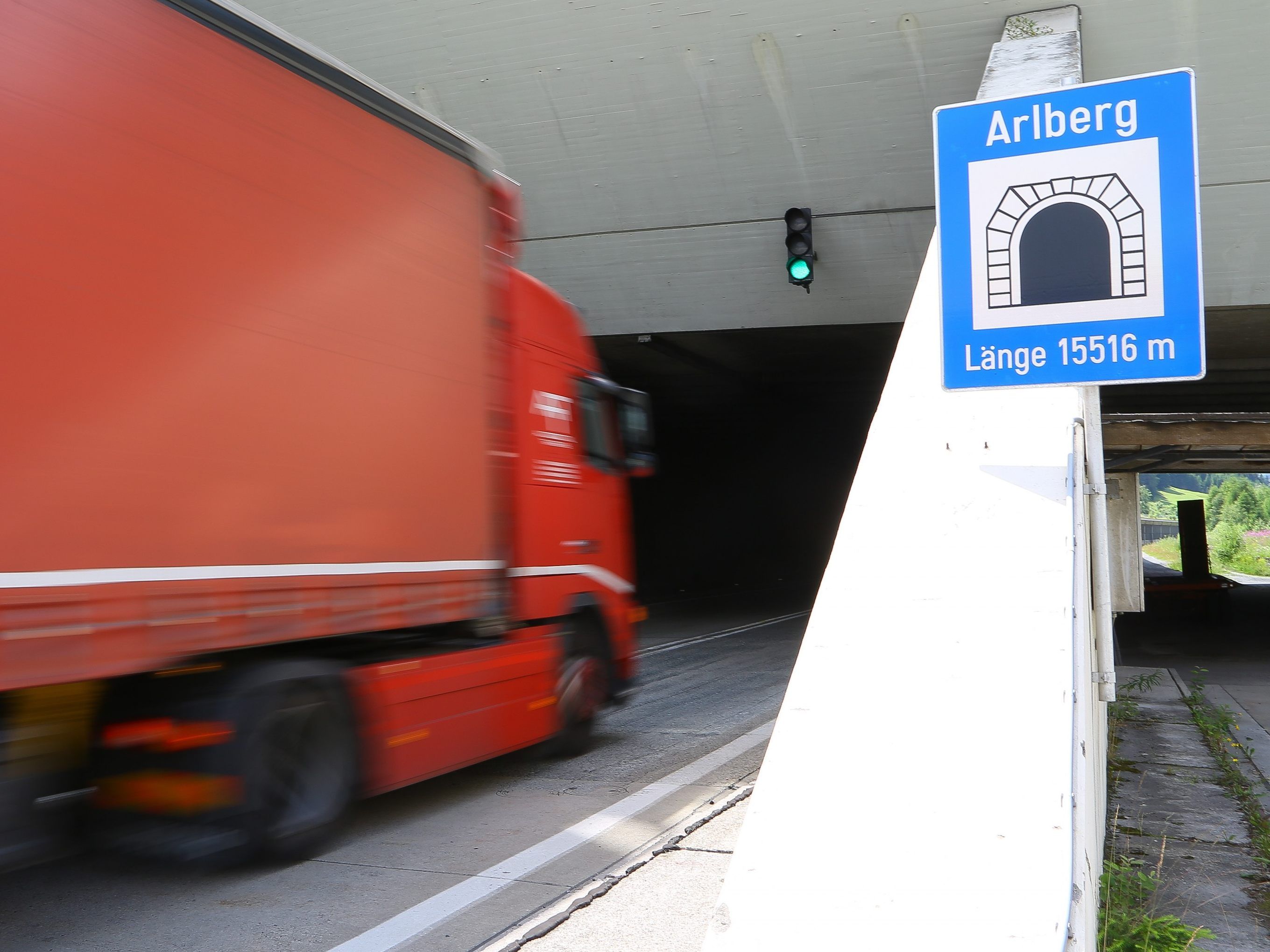 Ein Lkw sorgt für starken Stau vor dem Arlbergtunnel.