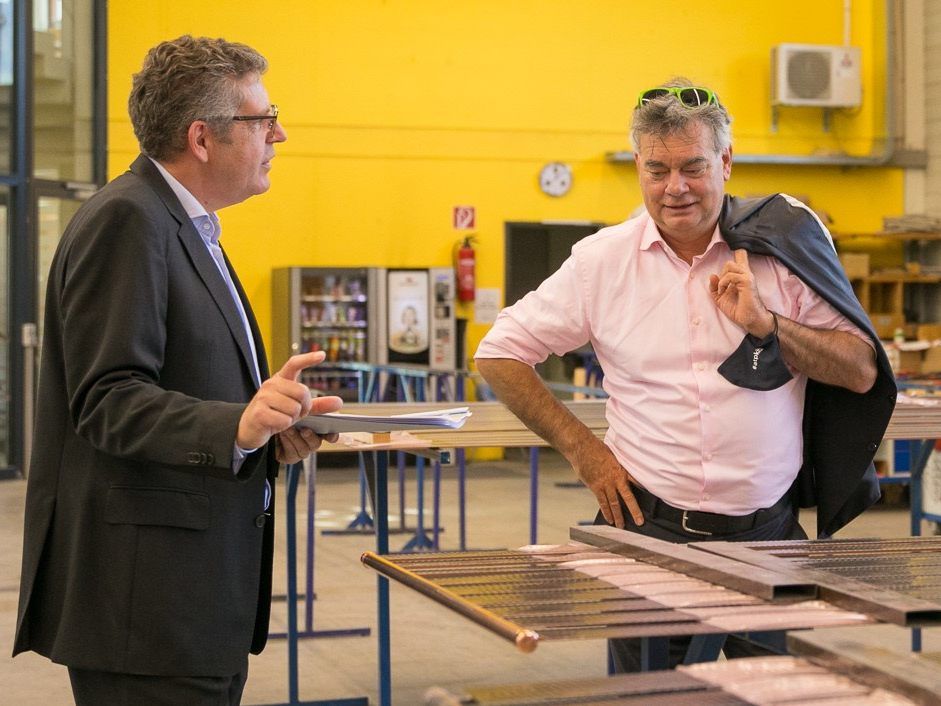 Vizekanzler Werner Kogler und Landesrat Rauch im Gespräch mit Ernst Bertsch, Geschäftsführer DOMA Solartechnik